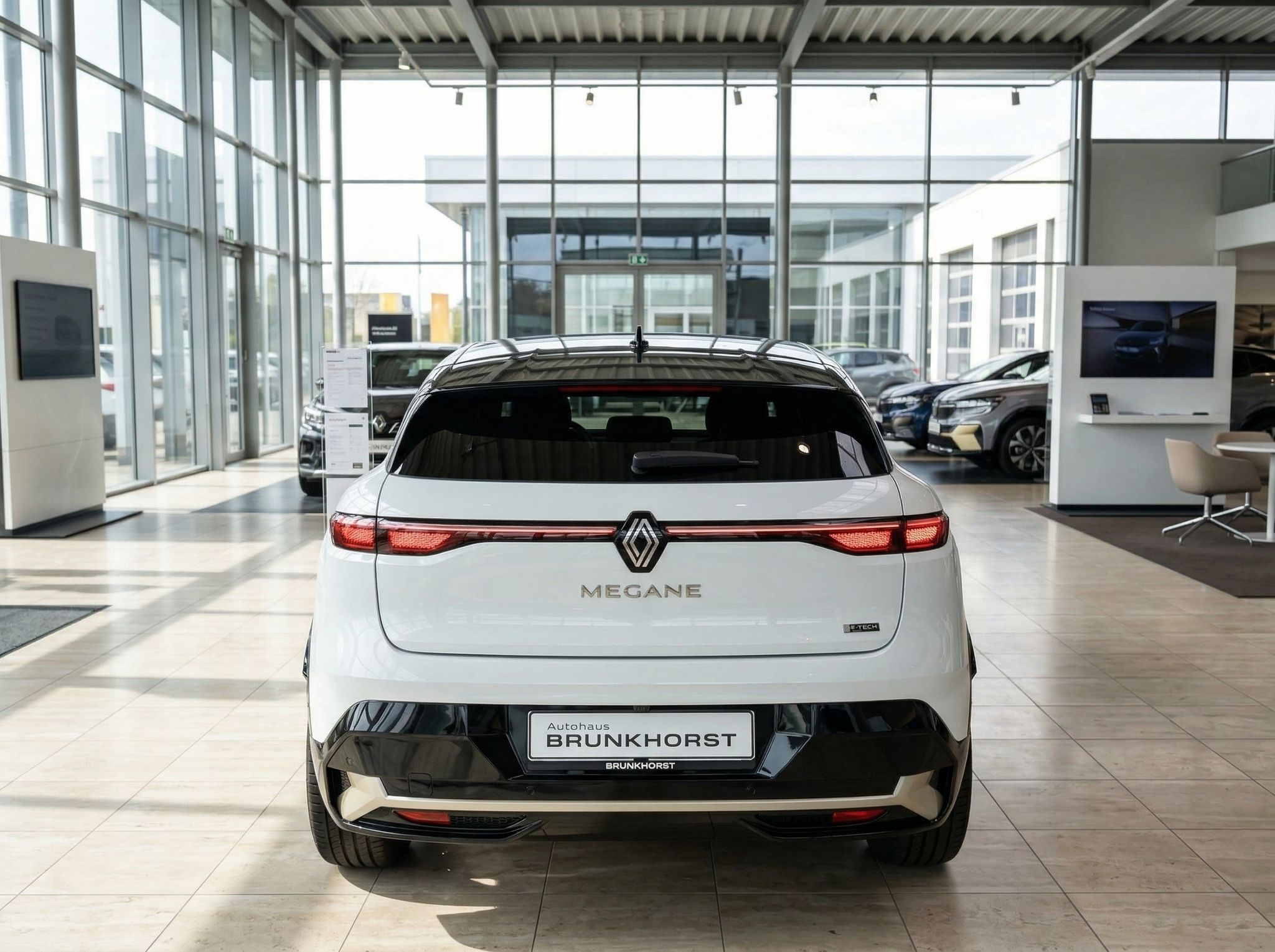 Renault Megane Heckansicht weiß im Autohaus - Rücklichter und Kennzeichen sichtbar