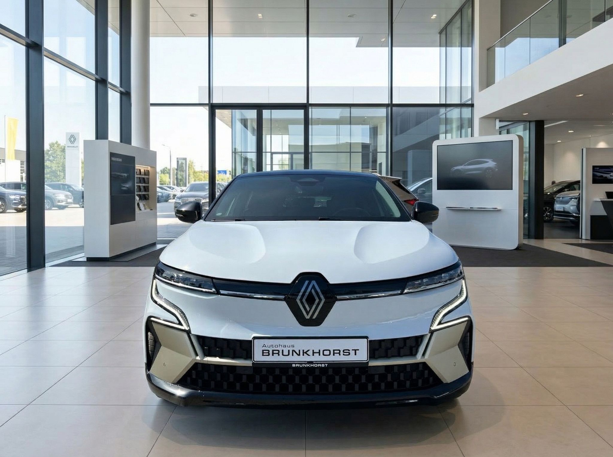 Weißer Renault Frontansicht im Showroom - LED-Scheinwerfer und Kühlergrill Detail