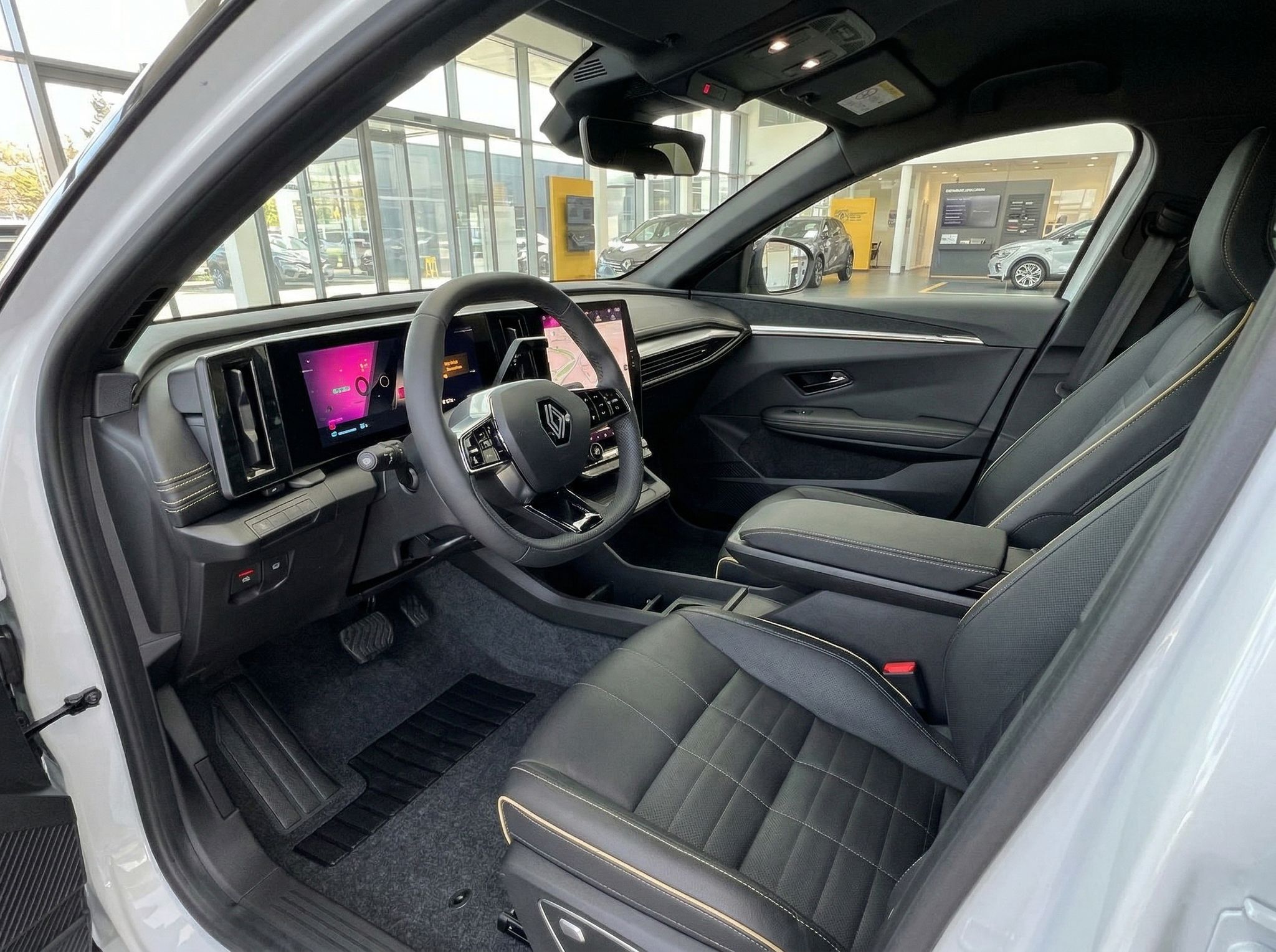 Renault Innenraum schwarz mit Touchscreen und Ledersitzen - moderne Fahrzeugausstattung