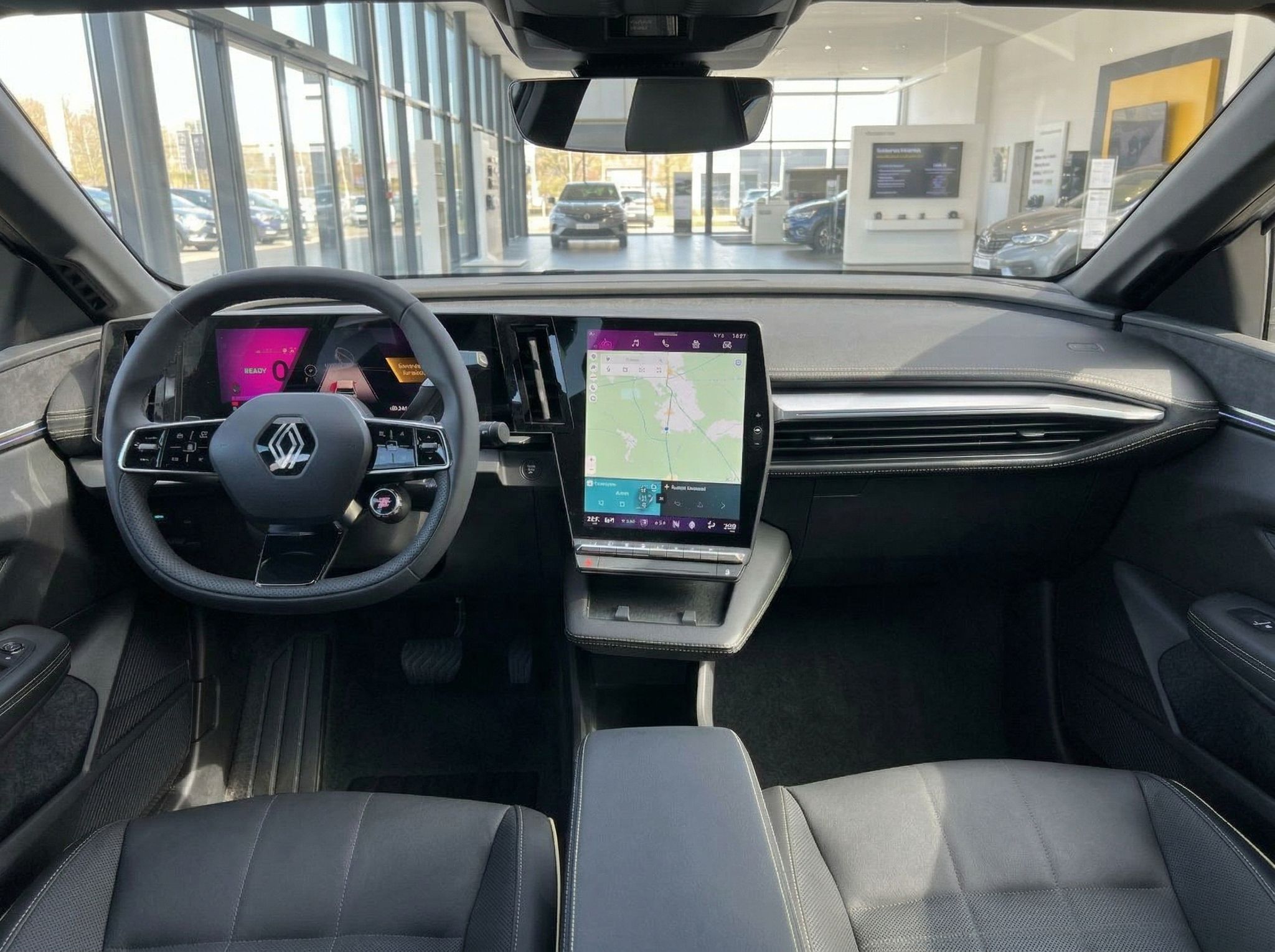 Renault Fahrzeug Innenraum mit digitalem Cockpit und Navigationssystem im Autohaus