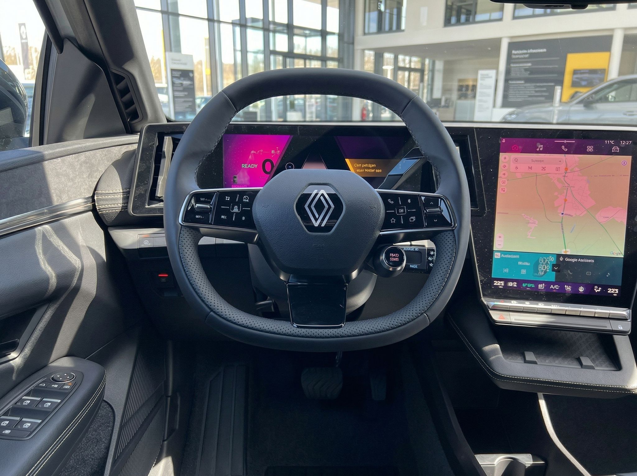 Renault Lenkrad mit Multifunktionstasten und digitales Display im modernen Fahrzeuginnenraum