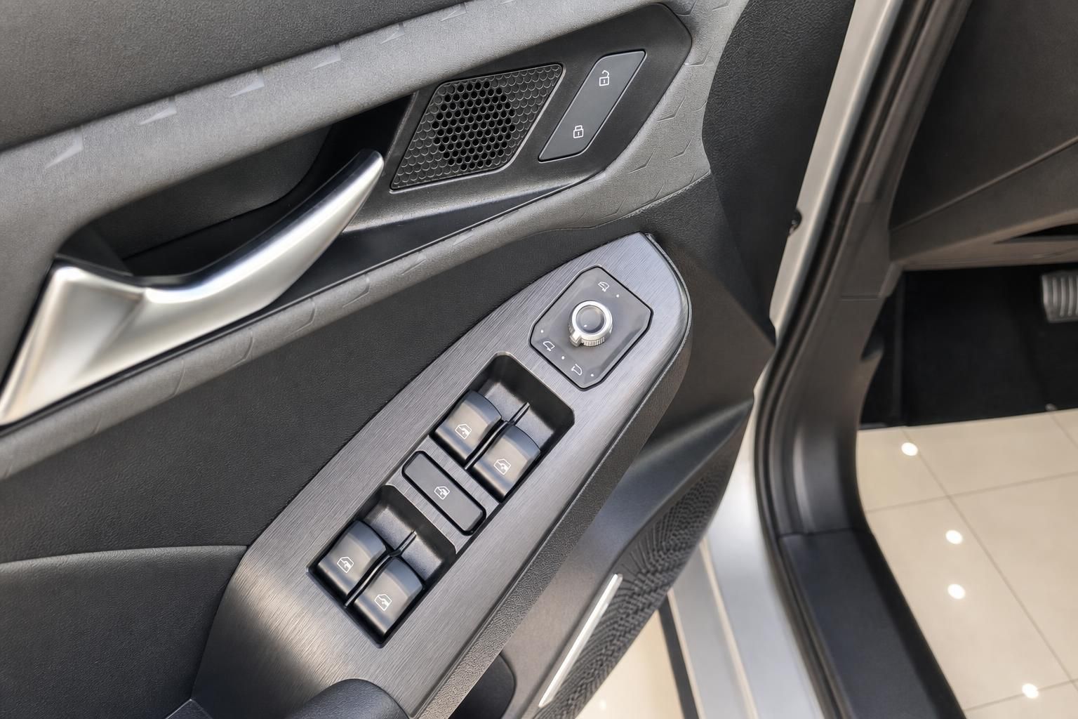 Fensterheber und Bedienelemente an der Fahrertür im Haval