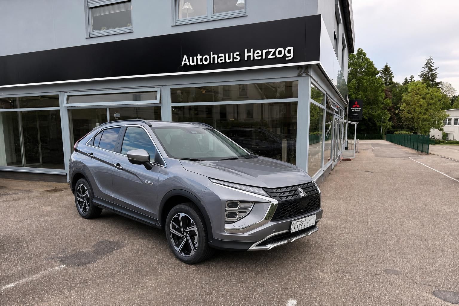 Mitsubishi Eclipse Cross PHEV grau Frontansicht Dreiviertelperspektive im Autohaus