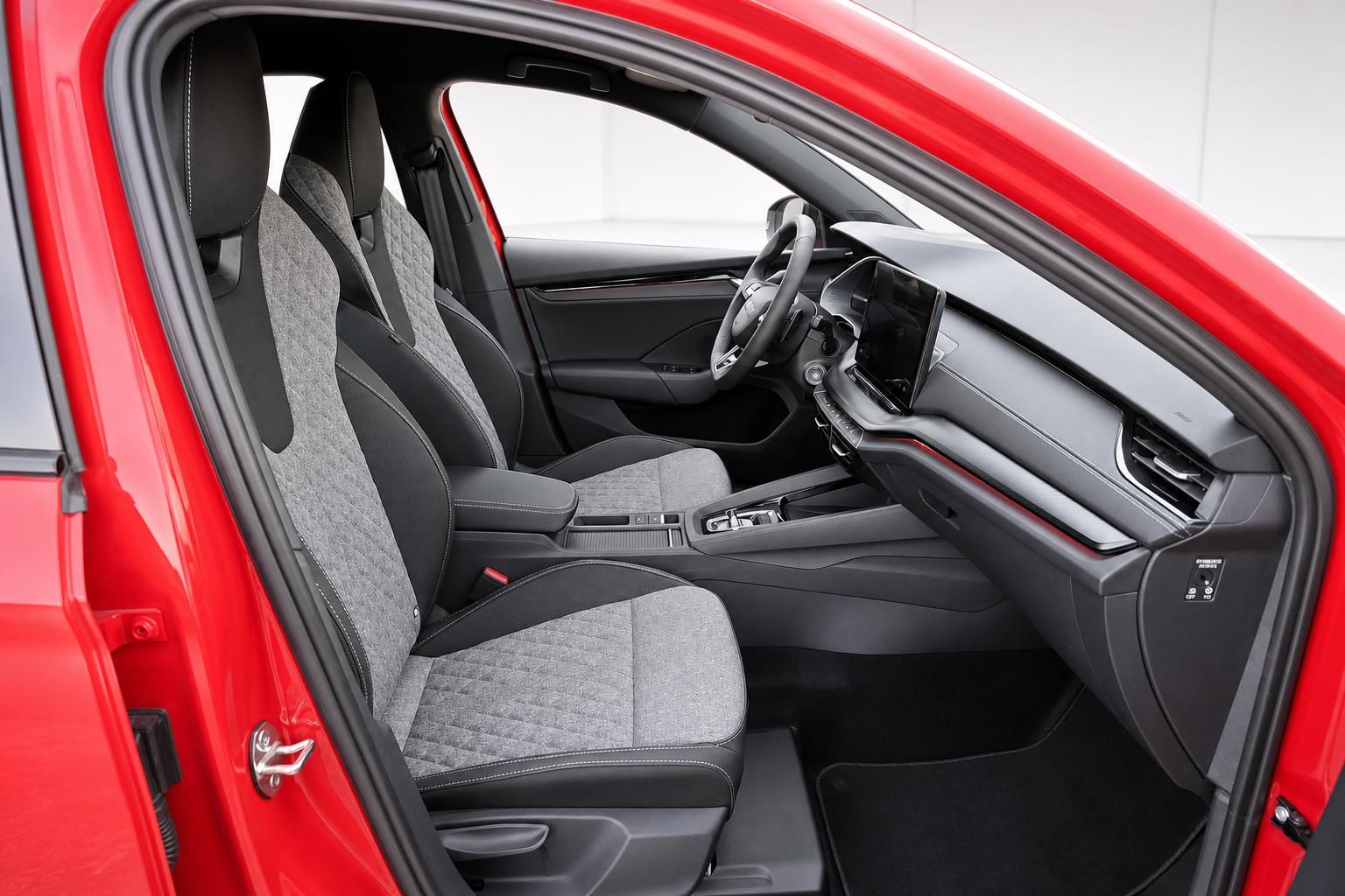 Innenraum Skoda Octavia mit Sportsitzen und Cockpit, Blick durch Fahrertür