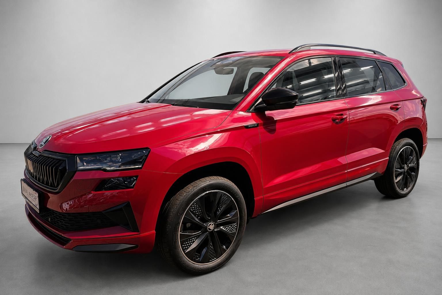 Skoda Karoq in Rot als SUV Frontansicht im Studio