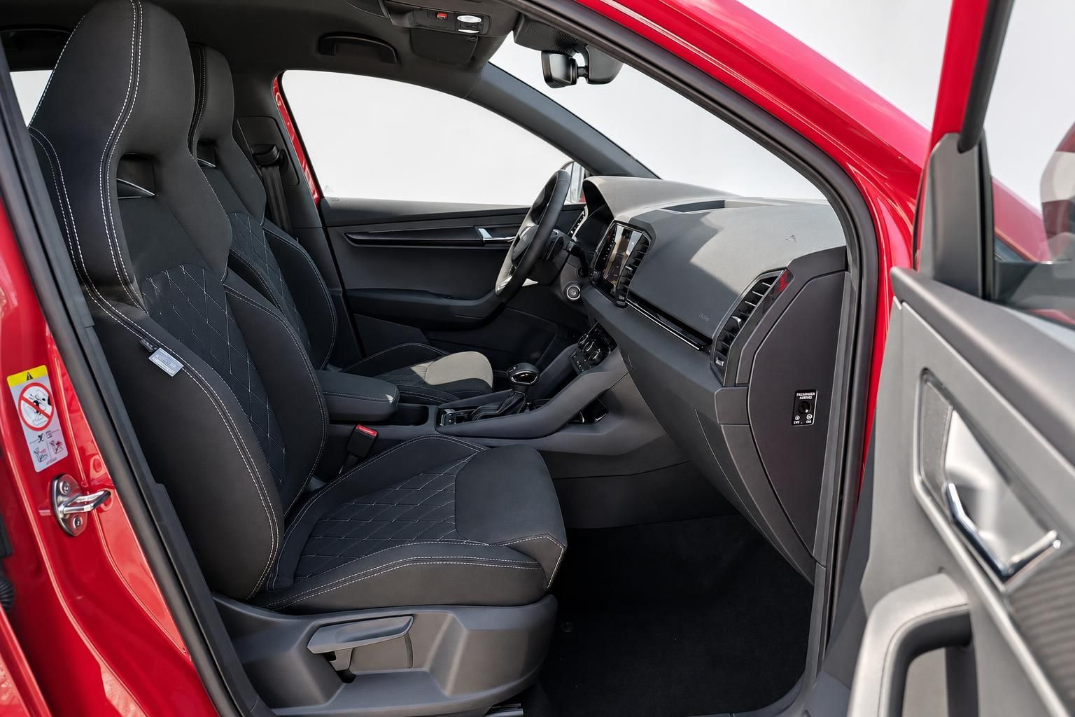 Skoda Karoq Innenraum mit schwarzen Sportsitzen und Cockpit