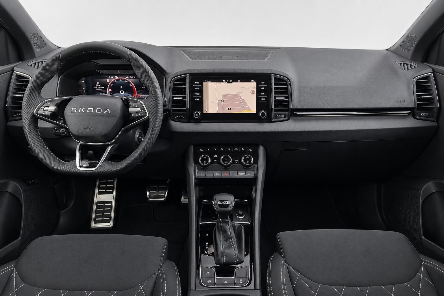 Skoda Karoq Cockpit mit Lenkrad und Mittelkonsole