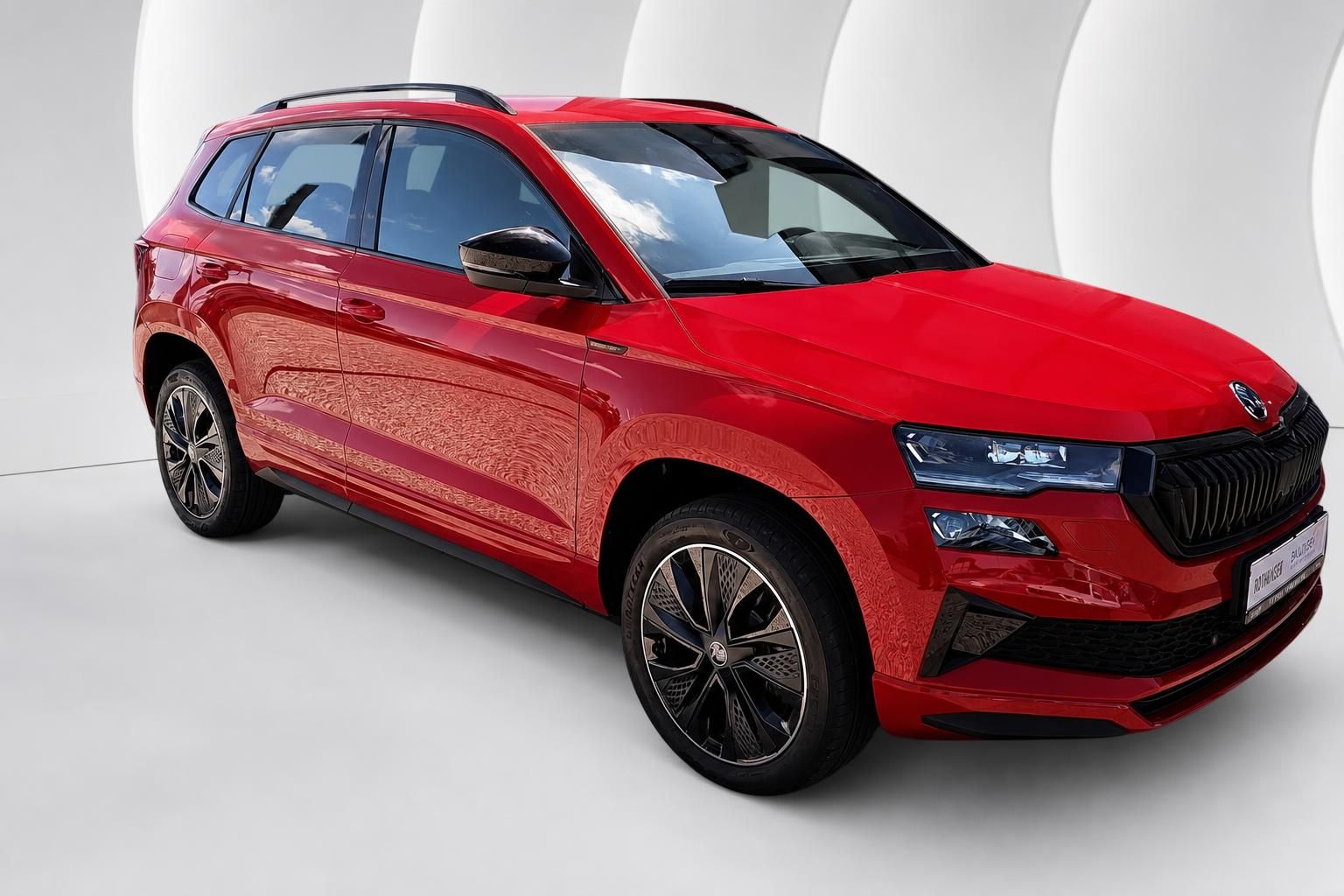 Roter Skoda Kodiaq SUV, Seiten-Frontansicht im Studio