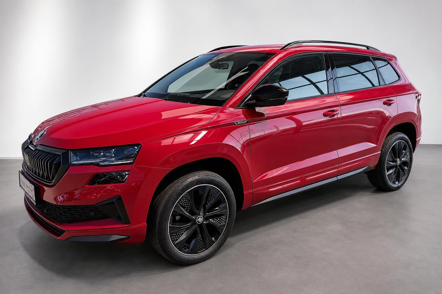 Skoda Kodiaq rot, Frontansicht schraeg im Showroom
