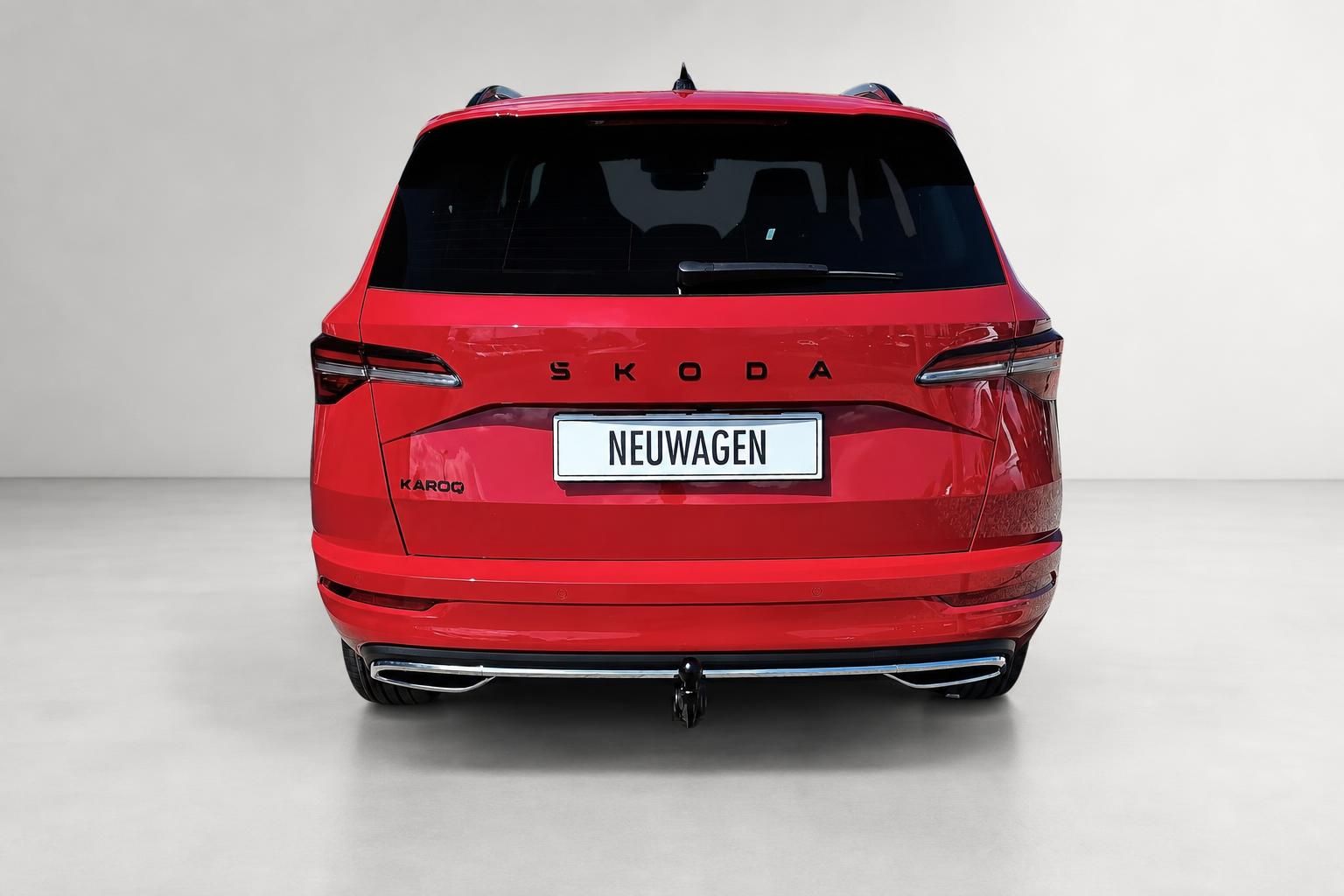Skoda Karoq in Rot, Heckansicht im Studio