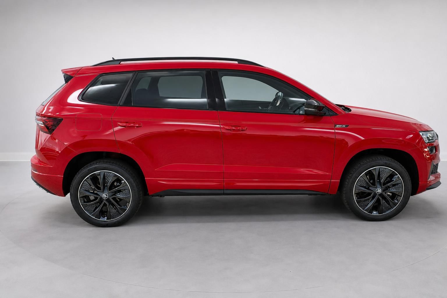 Skoda Karoq Sportline in Rot, Seitenansicht Studiofoto