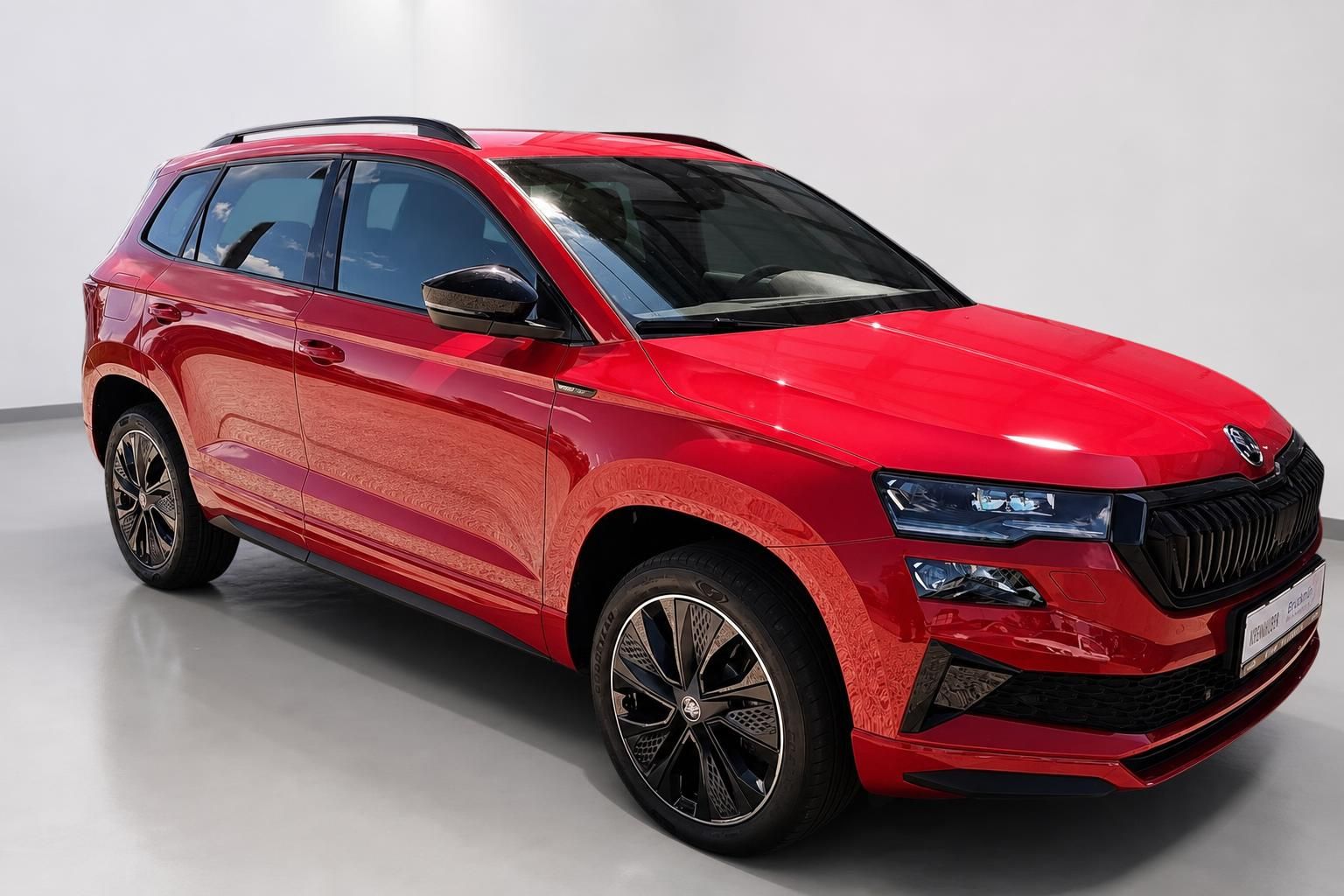 Roter Skoda Karoq, Frontansicht schraeg im Studio