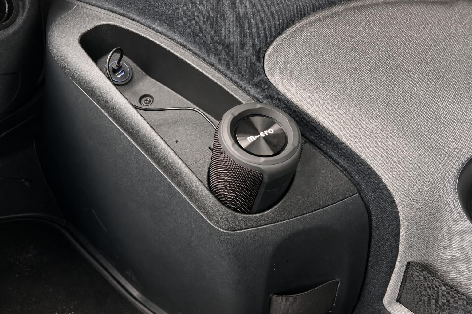 Fahrzeugtür-Innenverkleidung mit m-ero Lautsprecher und USB-Anschluss