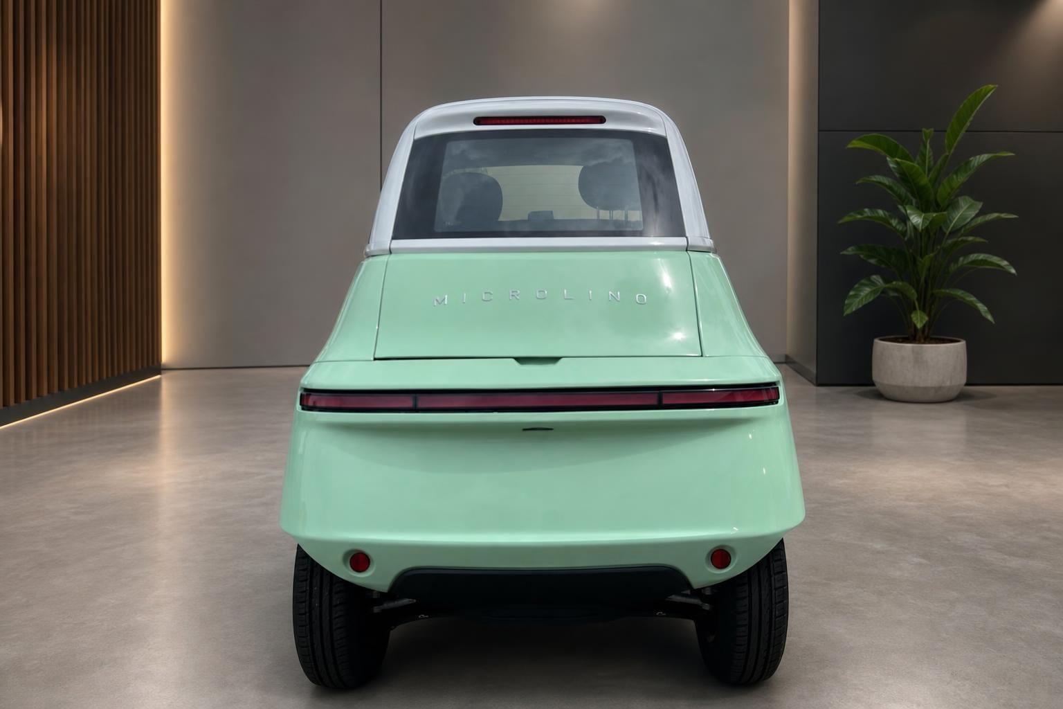 Microlino Elektroauto Heckansicht in Mintgrün - kompaktes Stadtfahrzeug mit weißem Dach