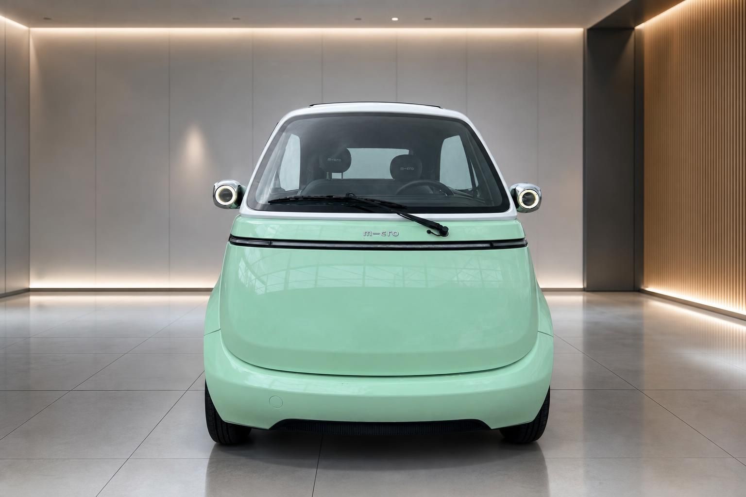 Microlino Elektrofahrzeug Frontansicht - grünes Stadtauto mit charakteristischem Design