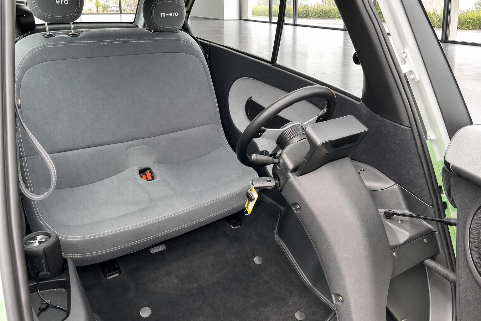 Microlino Fahrzeuginnenraum mit grauen Sitzen und modernem Cockpit - Innenausstattung Elektroauto