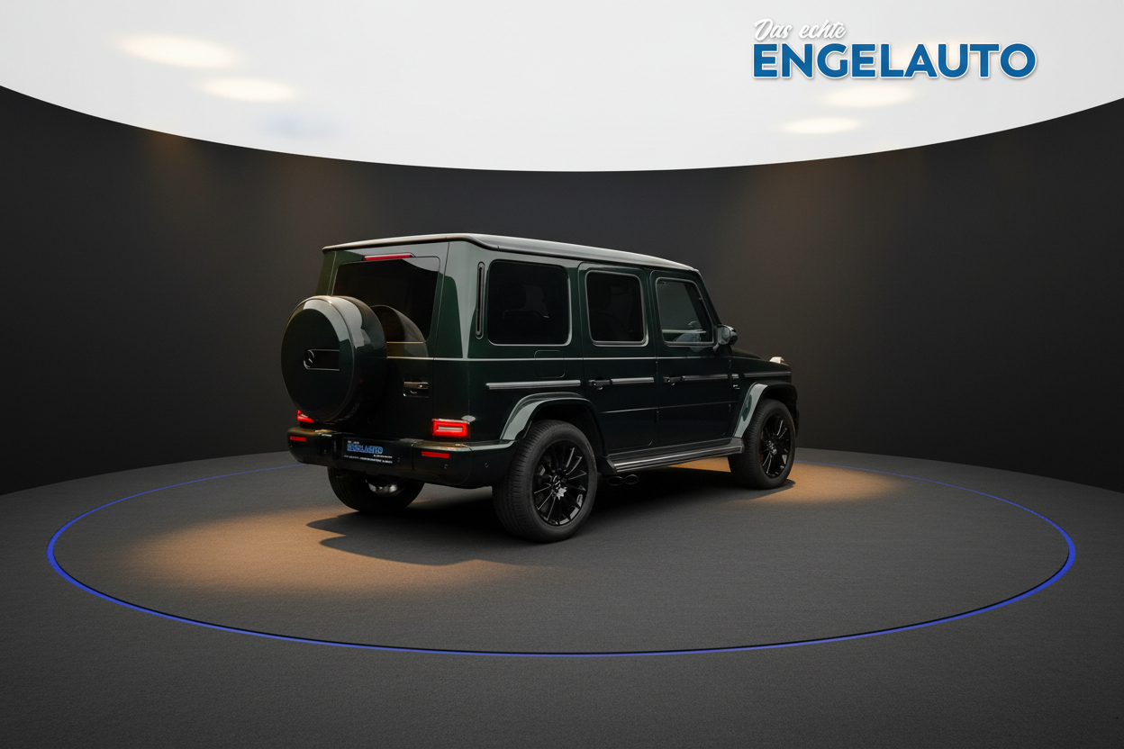 Schwarzer Mercedes-Benz G-Klasse SUV Heckansicht im Fotostudio mit schwarzen Felgen
