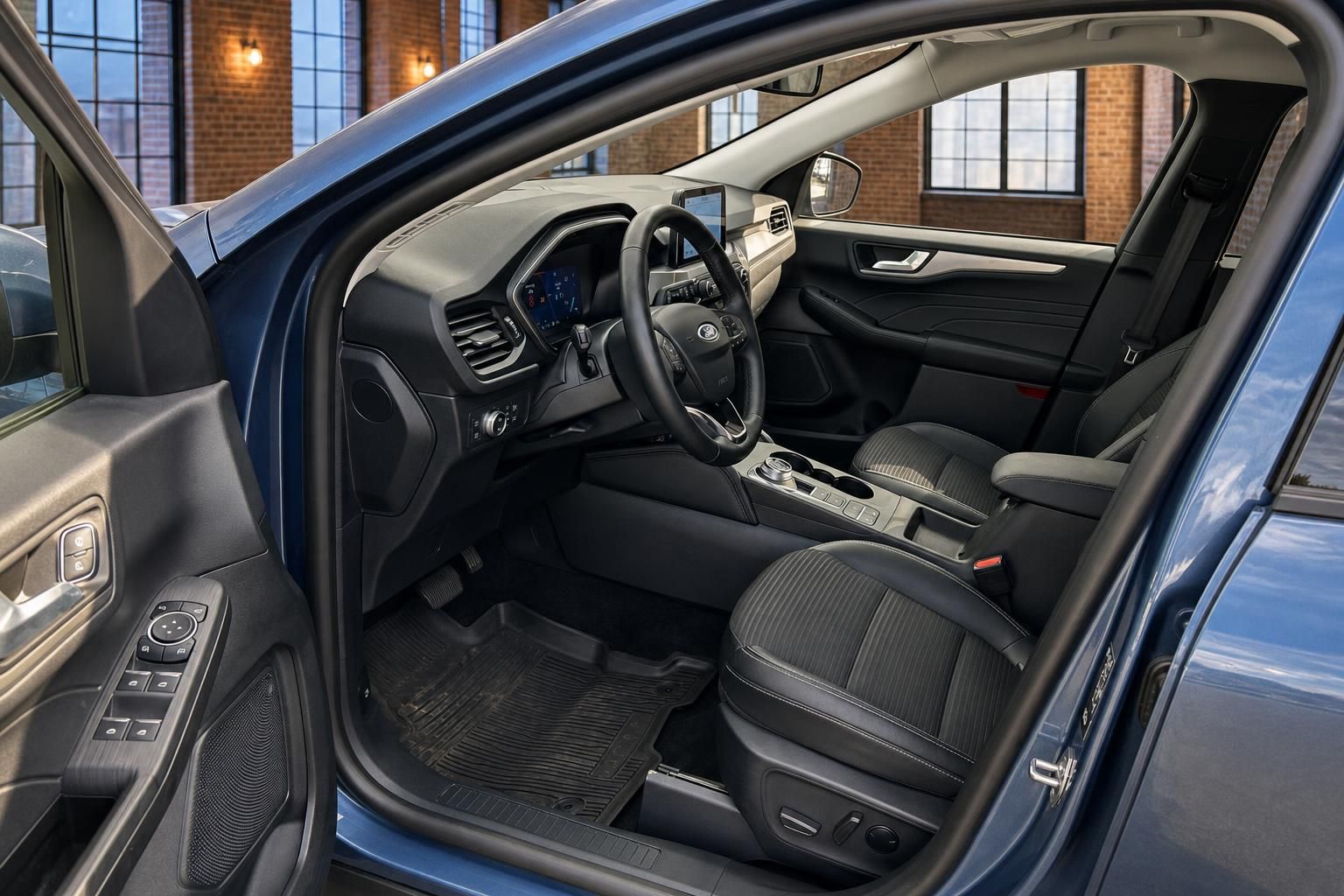 Ford Kuga Innenraum mit Cockpit, Lenkrad und Ledersitzen im Detail