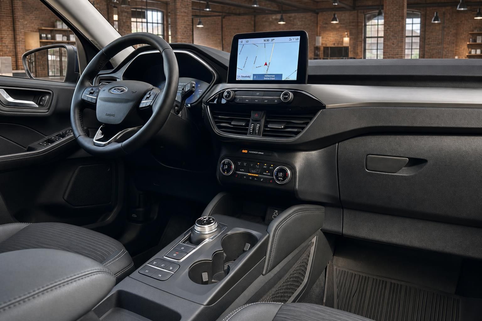 Ford Cockpit mit Navigationssystem, Lenkrad und Mittelkonsole im Detail
