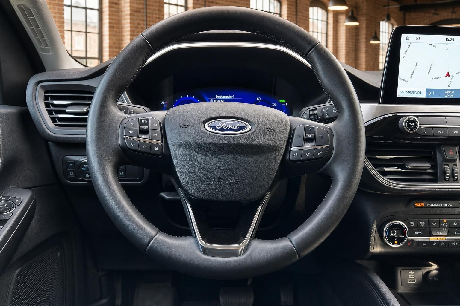 Ford Lenkrad Nahaufnahme mit Bordcomputer und Navigationsdisplay