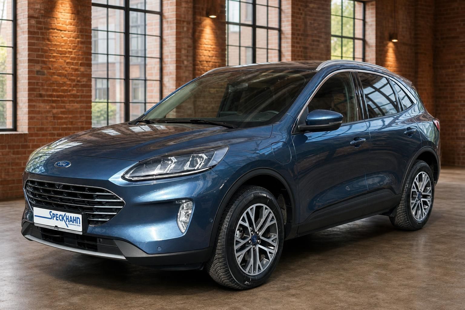 Ford Kuga blau metallic Frontansicht in Halle mit Backsteinwand