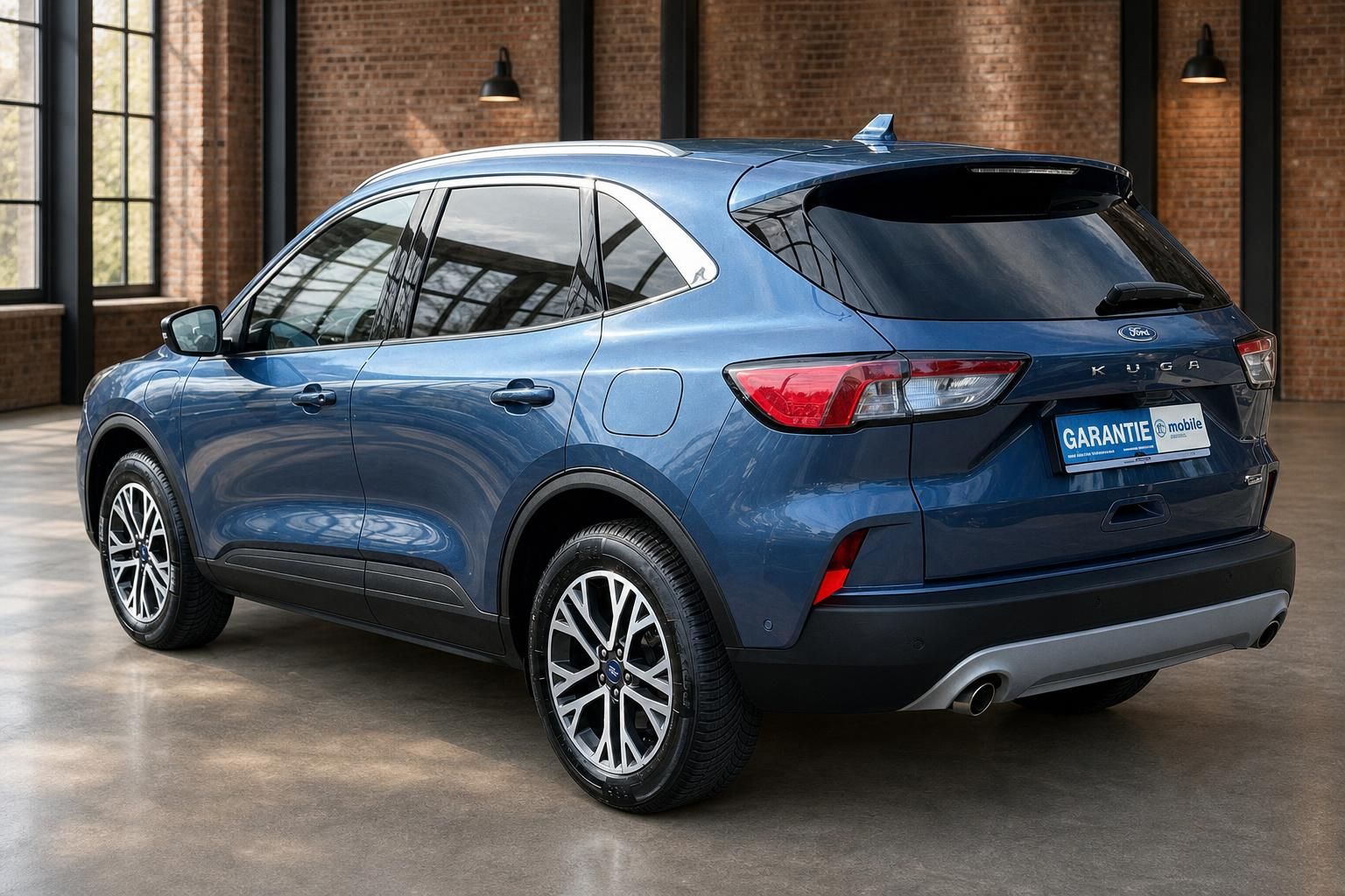 Ford Kuga blau Heck-Seitenansicht mit Alufelgen in Ausstellungshalle