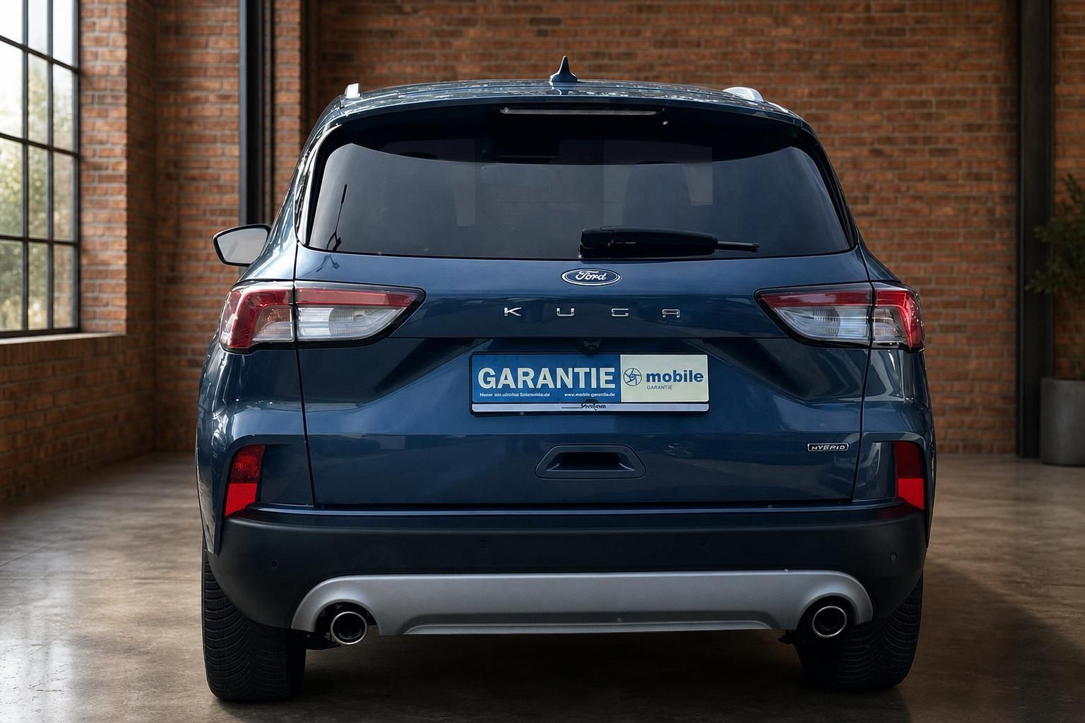 Ford Kuga blau Heckansicht mit Rückleuchten und Ford Logo
