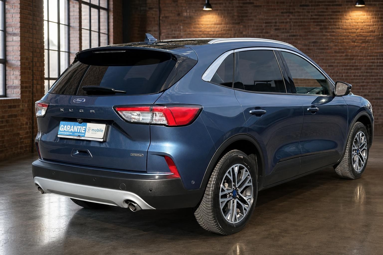 Ford Kuga Hybrid blau Heckansicht schräg von hinten in Showroom