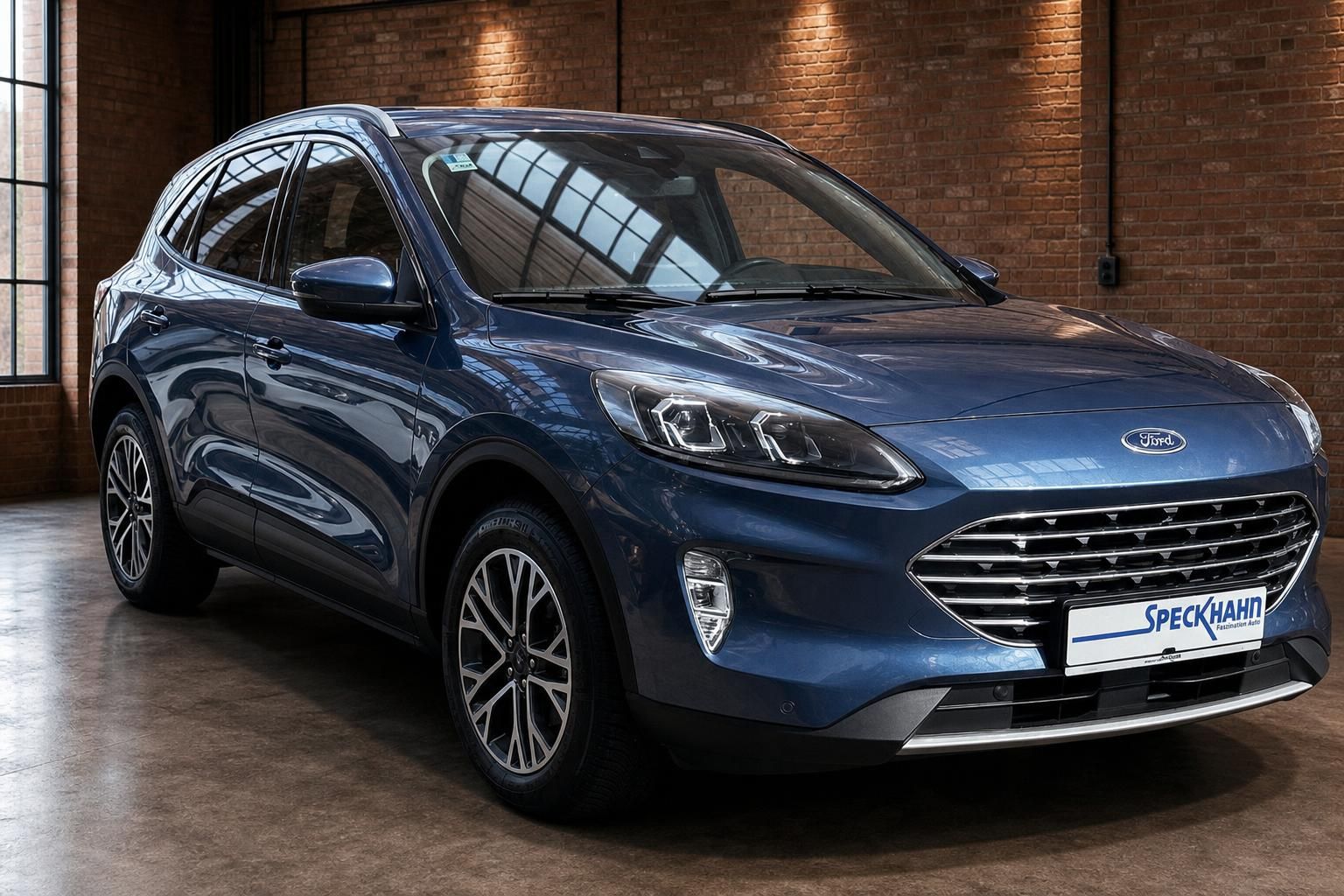Ford Kuga blau Frontansicht schräg mit Speckhahn Kennzeichenhalter