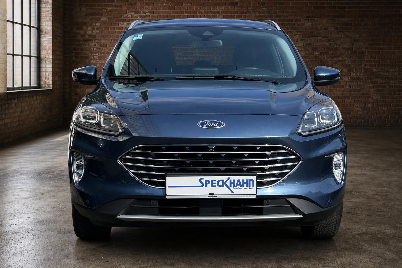 Ford Kuga blau Frontansicht mit LED-Scheinwerfern beim Autohaus Speckhahn