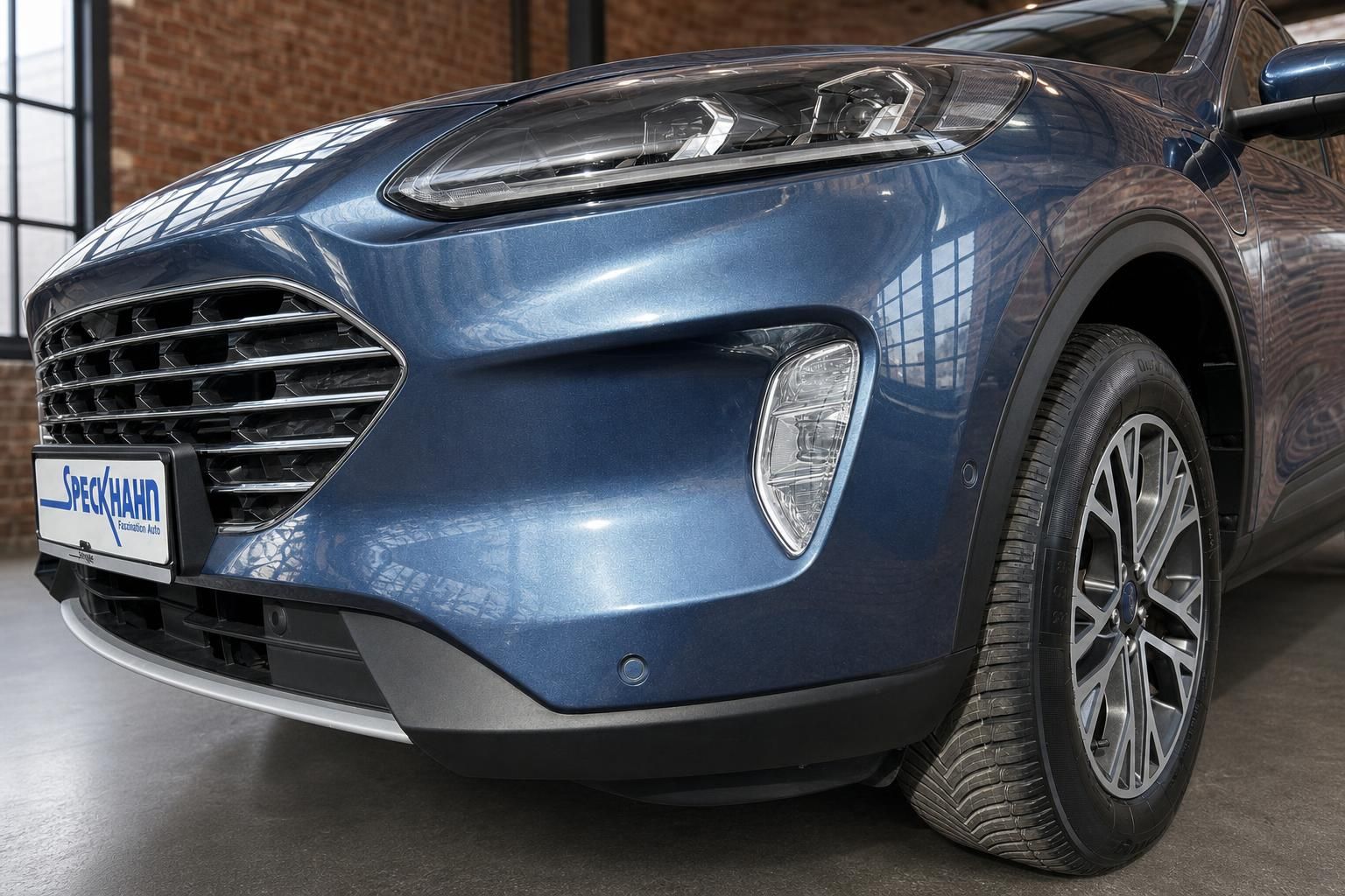 Ford Kuga blau Frontstoßstange und Scheinwerfer Nahaufnahme Detail