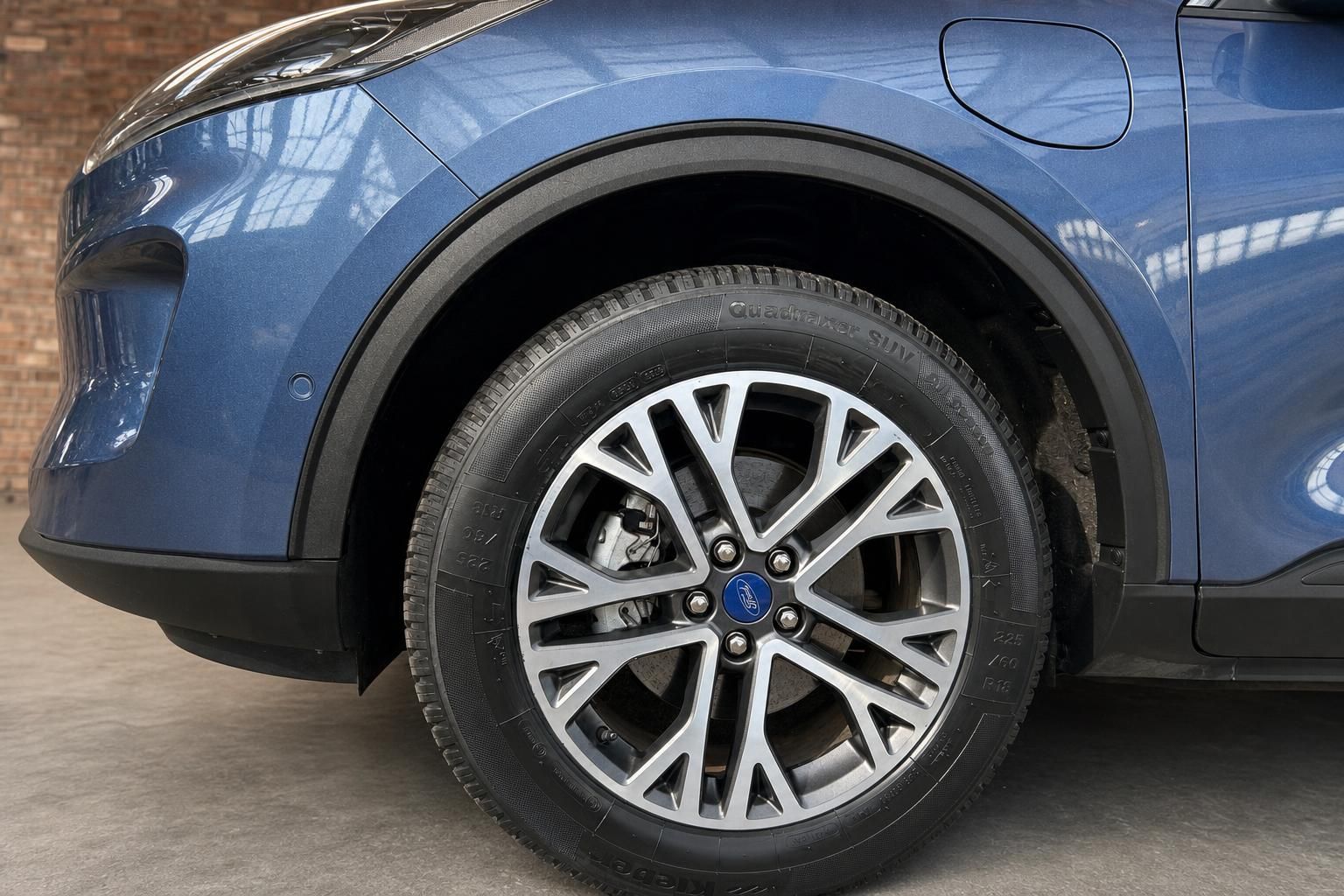 Ford Kuga blau Detailansicht Leichtmetallfelge und Radkasten