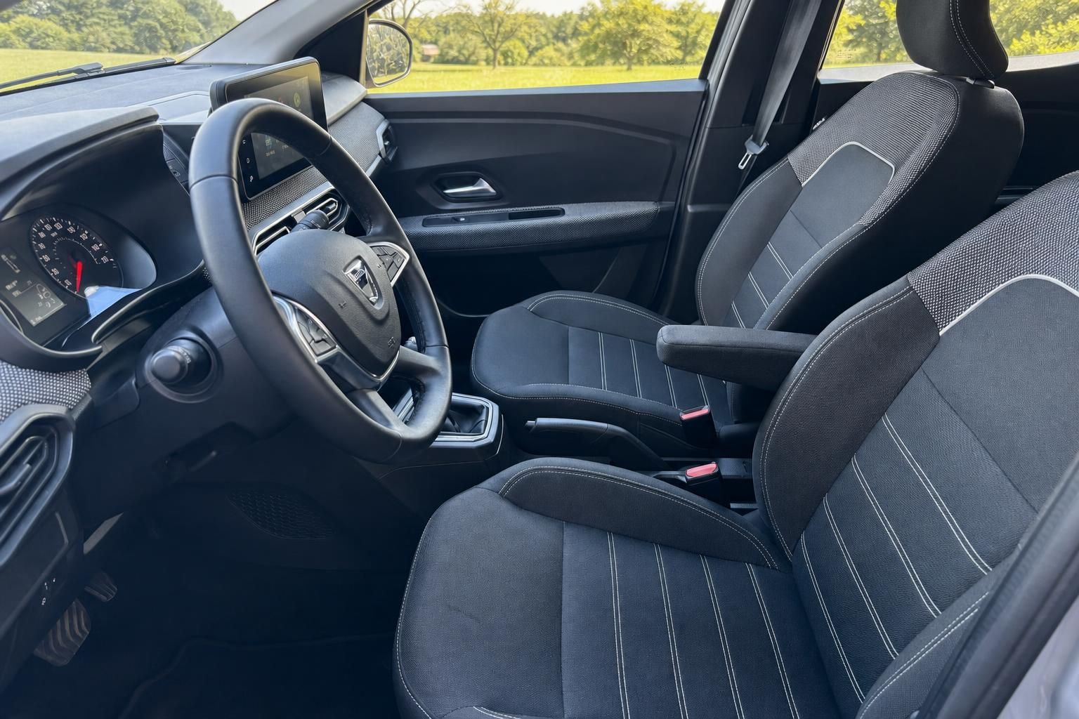 Dacia Sandero Innenraum schwarz mit Lenkrad, Fahrersitz und modernem Cockpit-Design