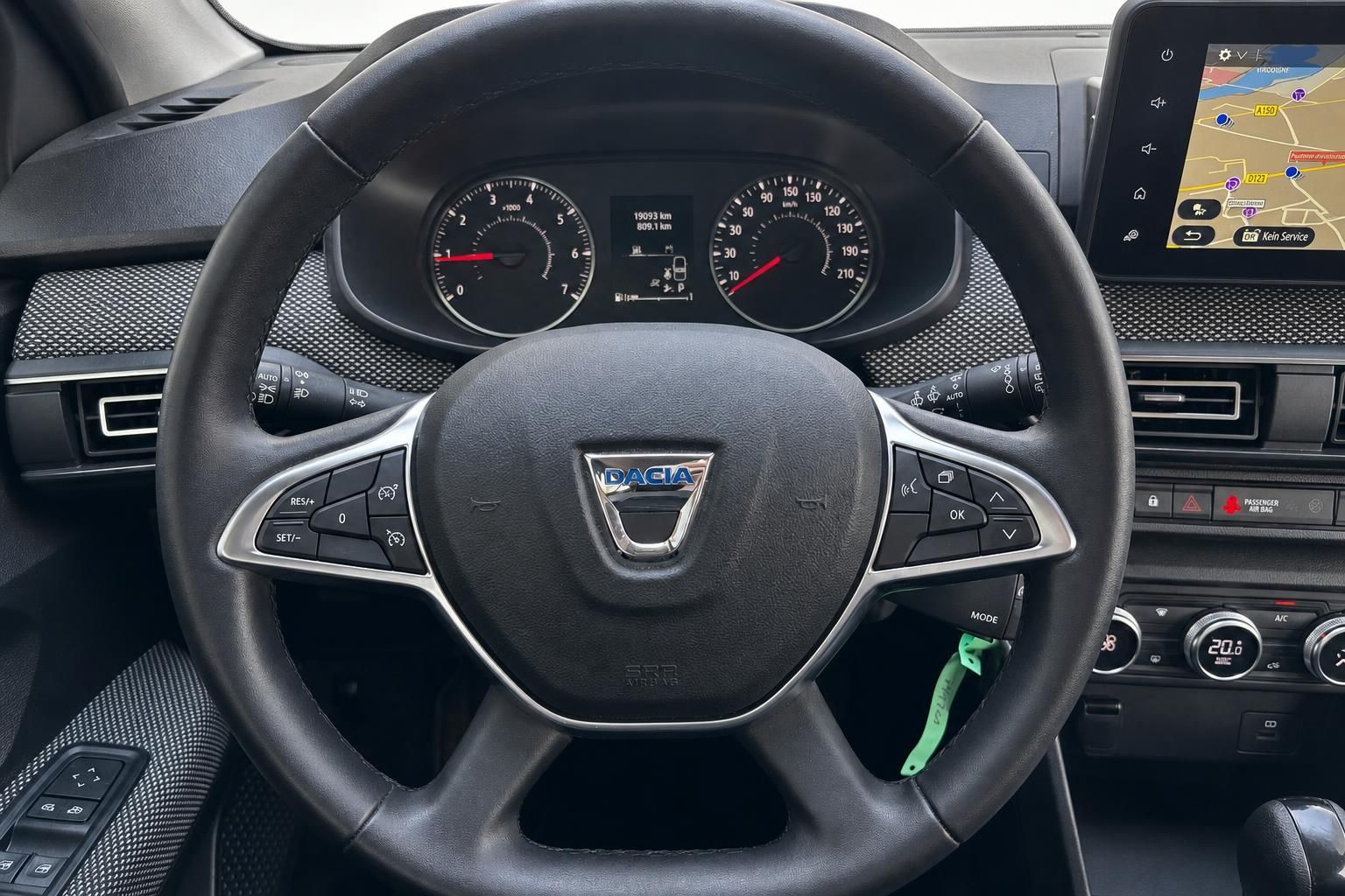 Dacia Cockpit mit Lenkrad, Armaturenbrett und Navigationssystem im Innenraum