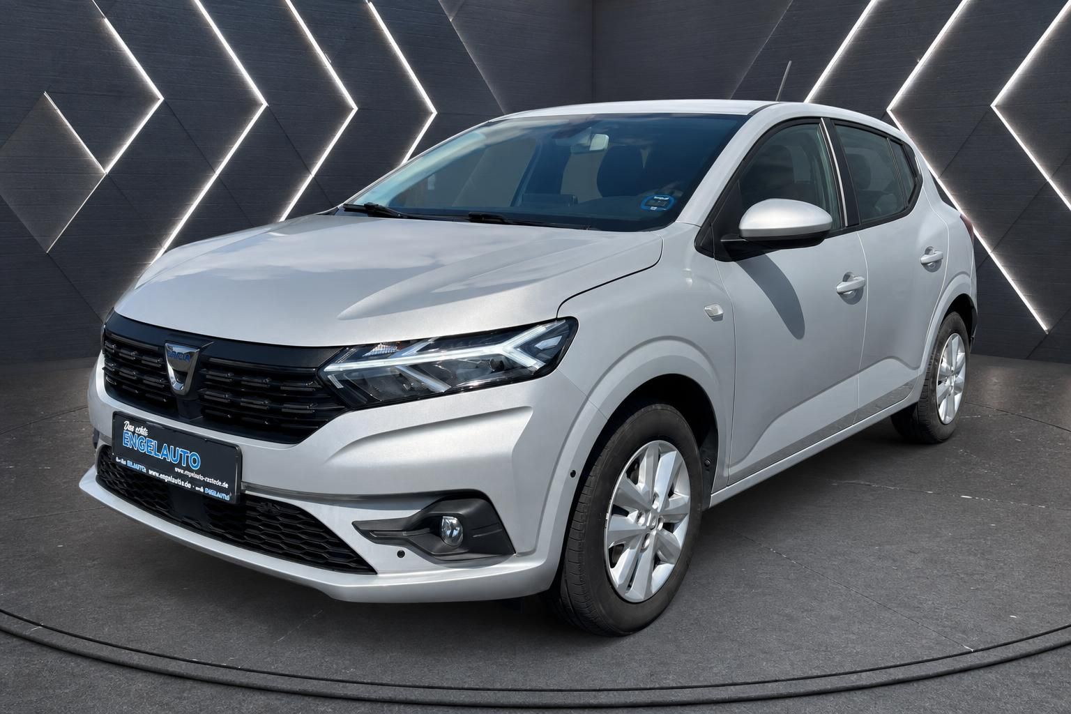 Dacia Sandero silber Außenansicht schräg vorne Kompaktwagen Gebrauchtwagen Händlerkennzeichen