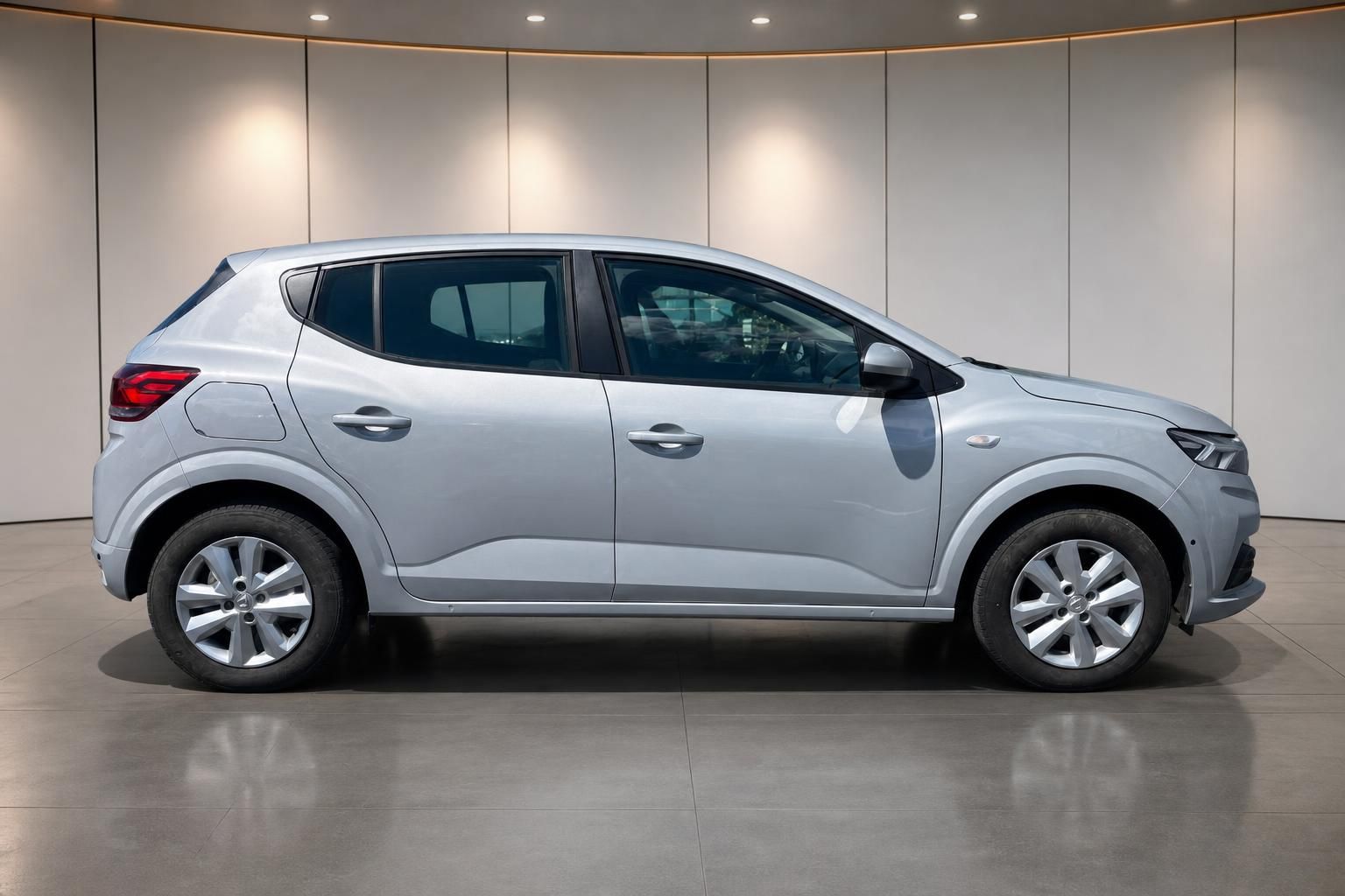 Dacia Sandero silber Seitenansicht Profil Kompaktwagen fünf Türen Außenansicht Gebrauchtwagen