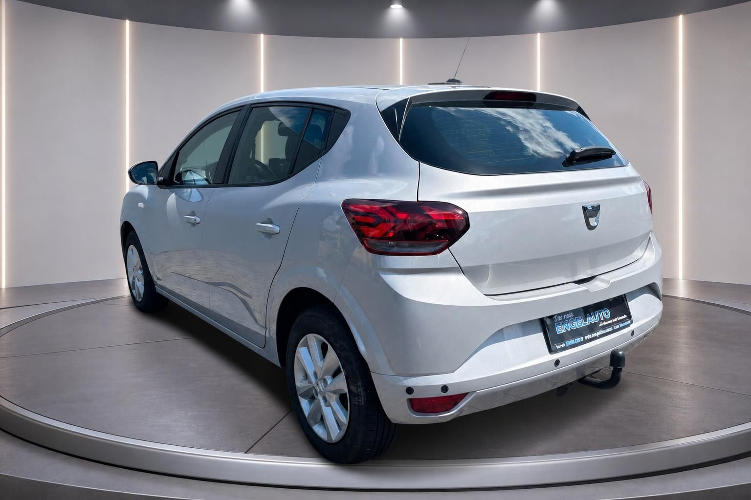 Dacia Sandero silber metallic Heckansicht mit modernem Design und Allwetterreifen im Autohaus