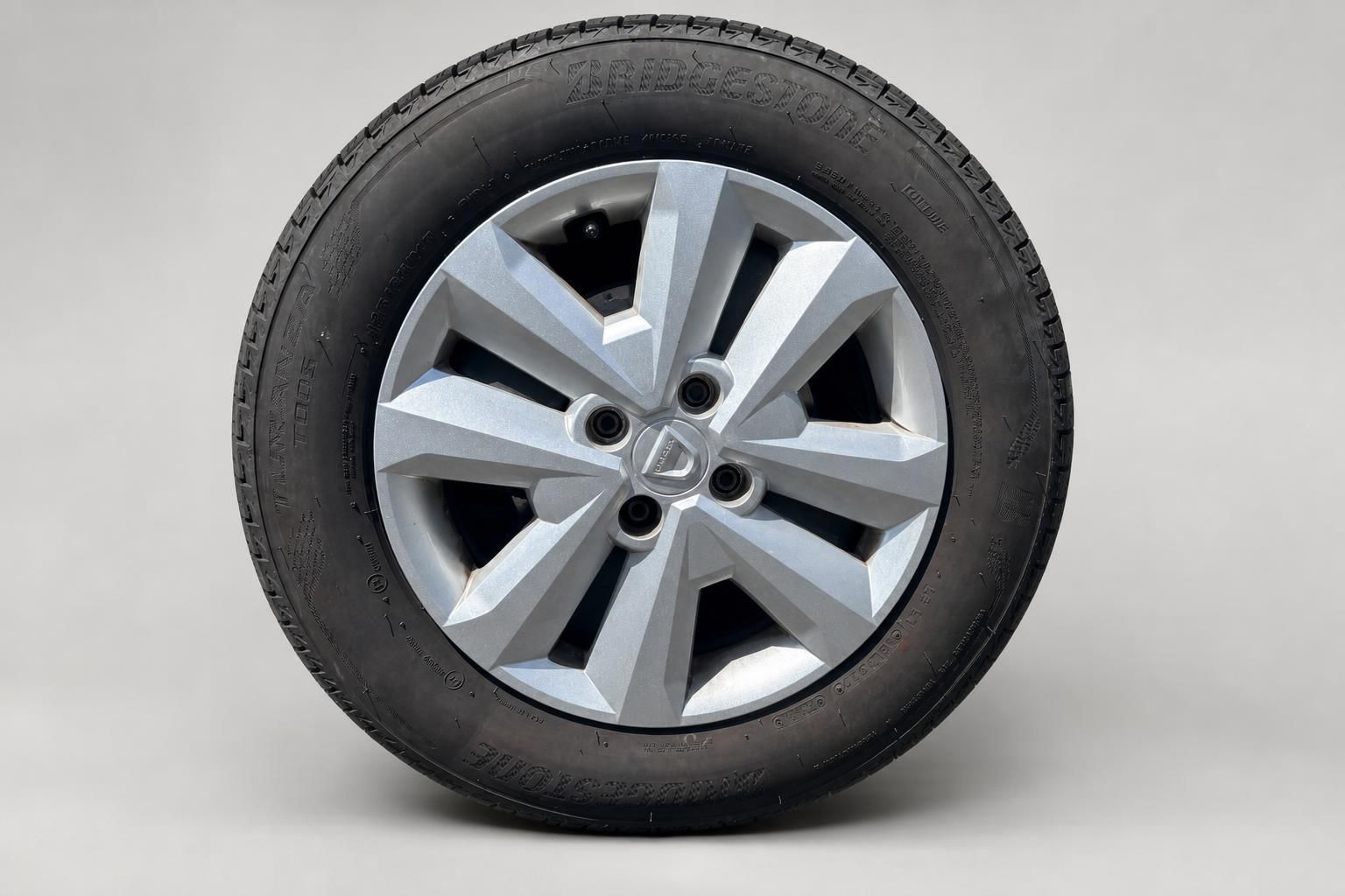 Dacia Alufelge 16 Zoll silber mit Bridgestone Reifen und modernem Speichendesign Detailansicht