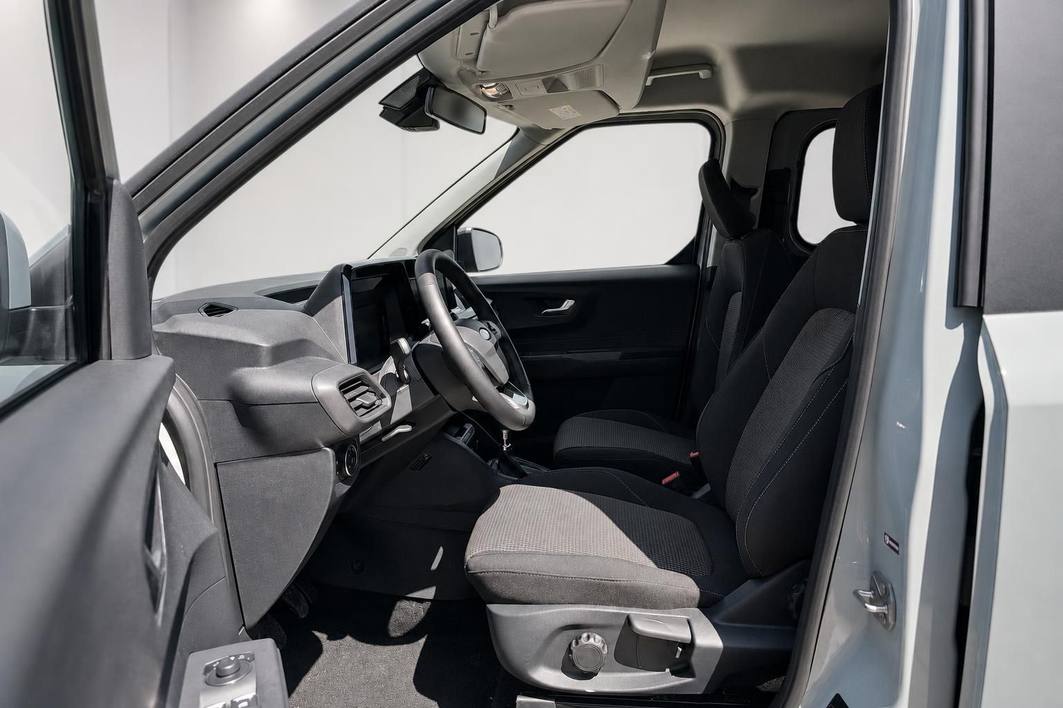 Ford Tourneo Innenraum mit Fahrer- und Beifahrersitz