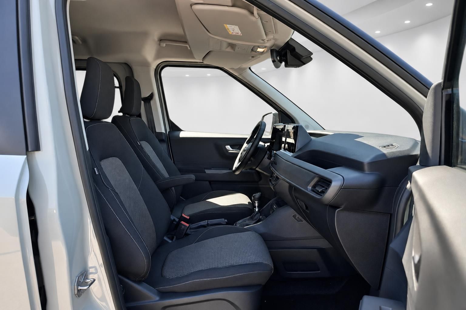 Innenraum Ford Van mit Vordersitzen und Armaturenbrett