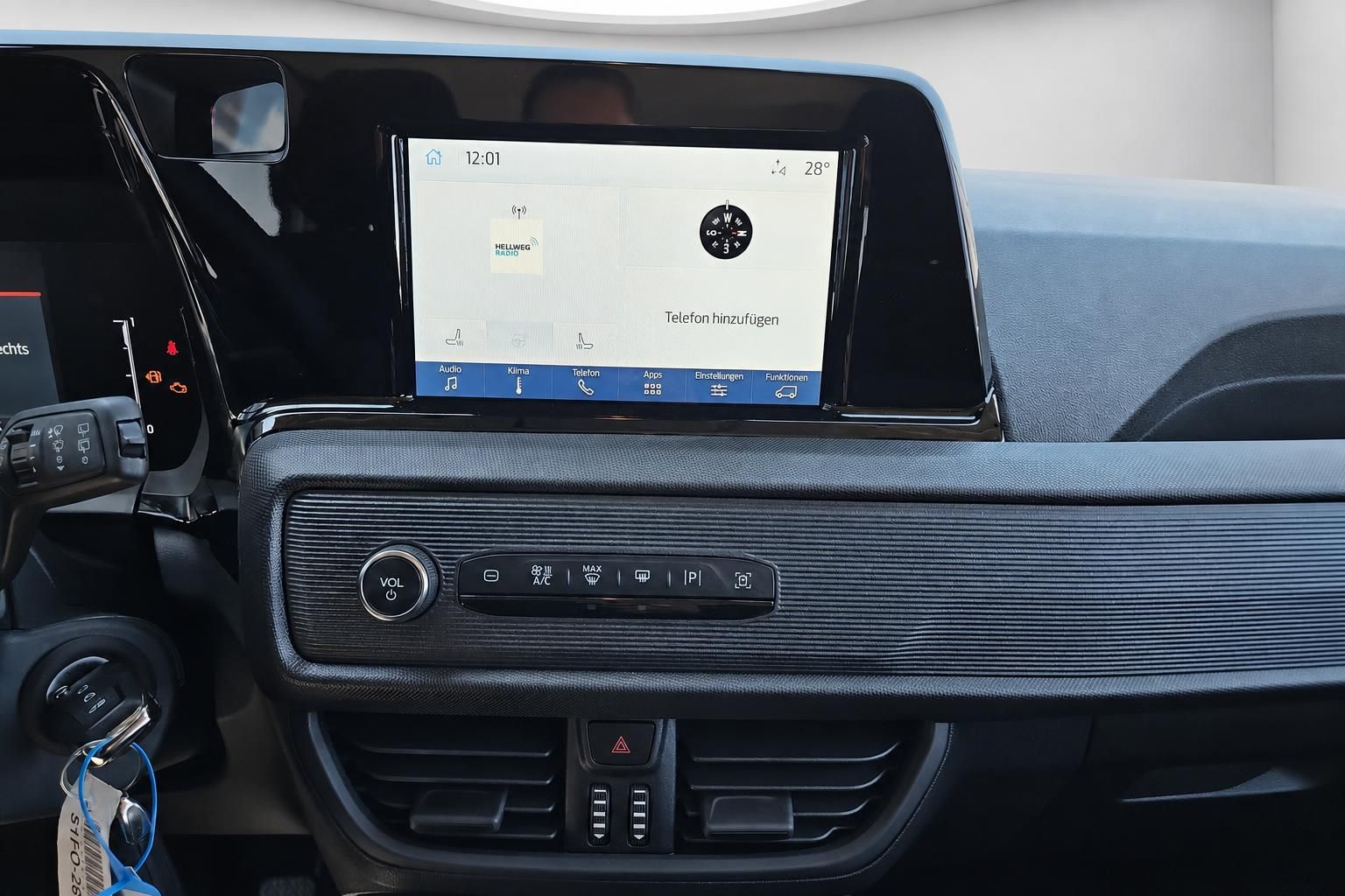 Ford Tourneo Cockpit mit Touchscreen und Bedienelementen