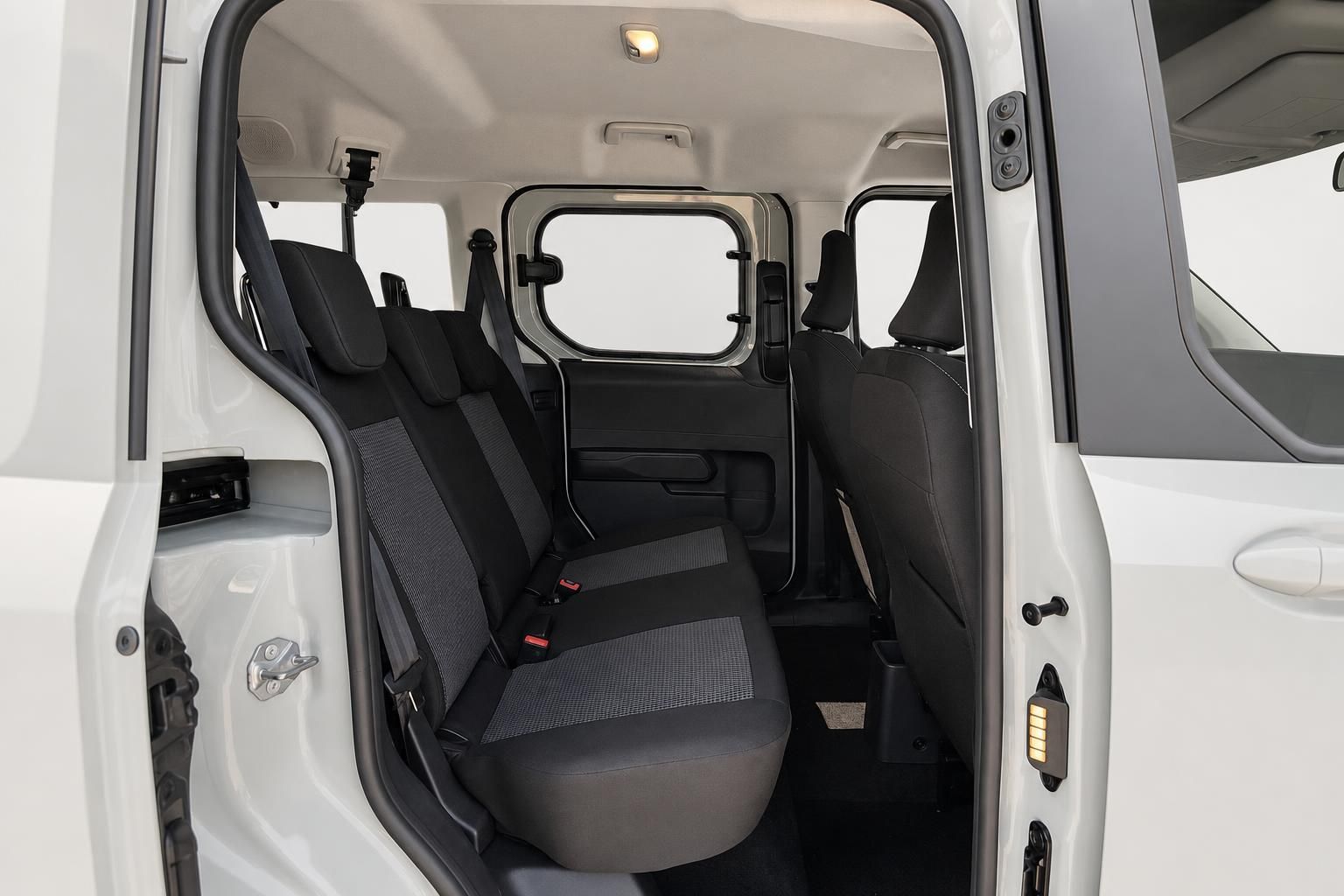 Rücksitzbank im Innenraum eines weißen Ford Vans