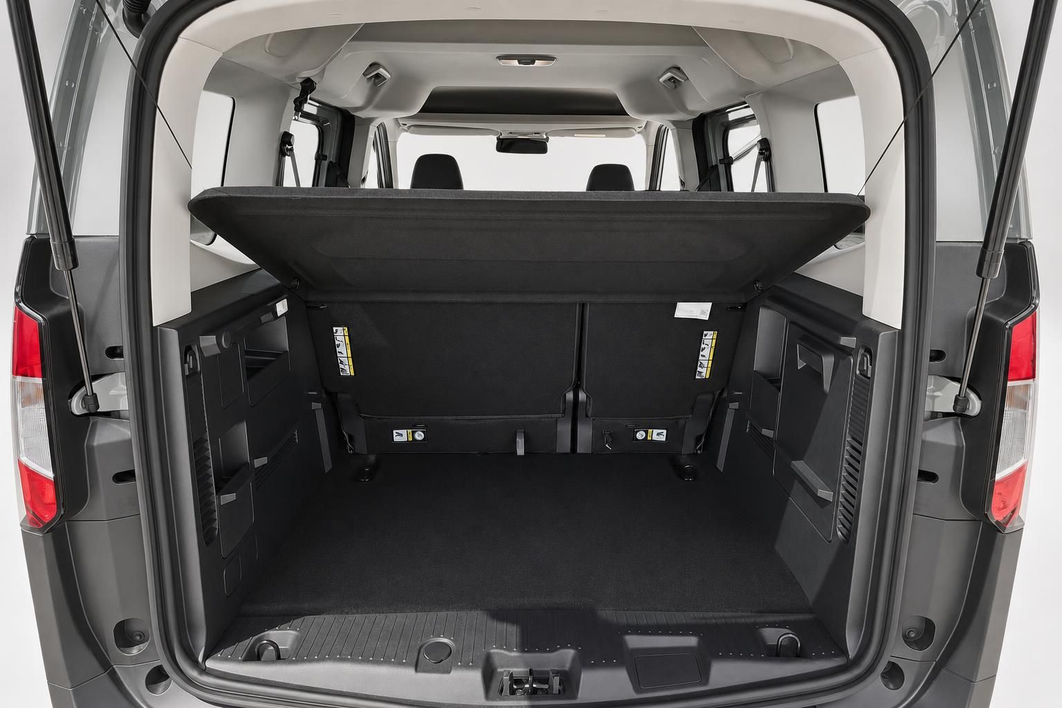 Kofferraum mit Laderaumabdeckung im Ford Van von hinten