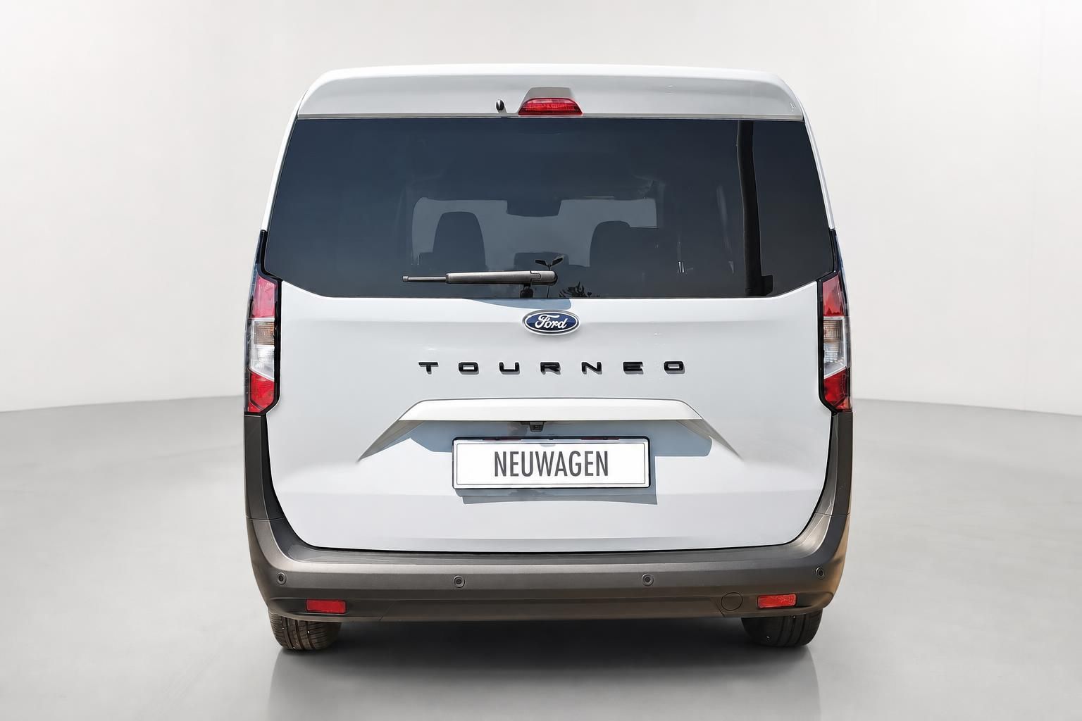Ford Tourneo Heckansicht in weiß, Studioaufnahme