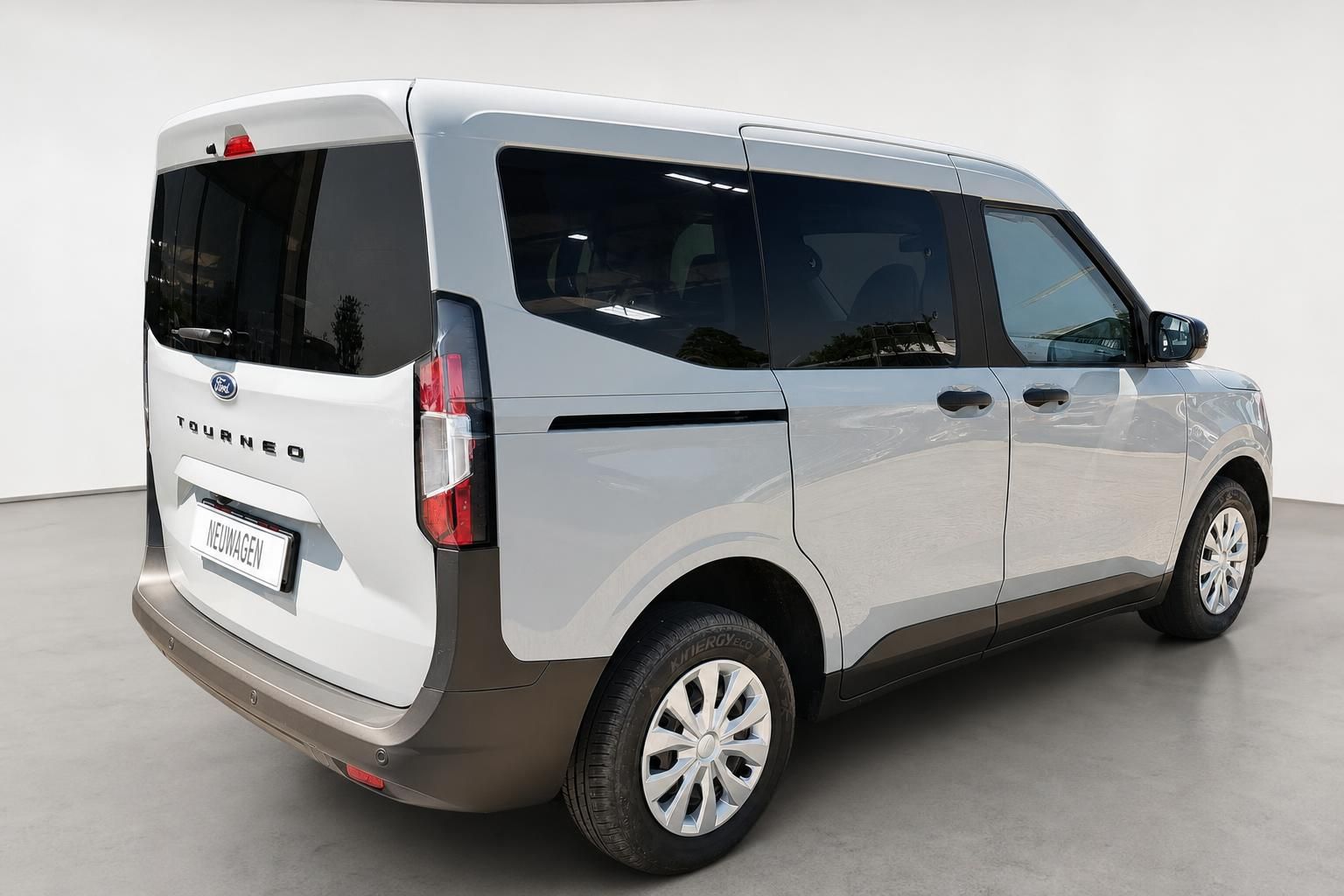 Ford Tourneo Heck-Seitenansicht in Silber, schräg von hinten