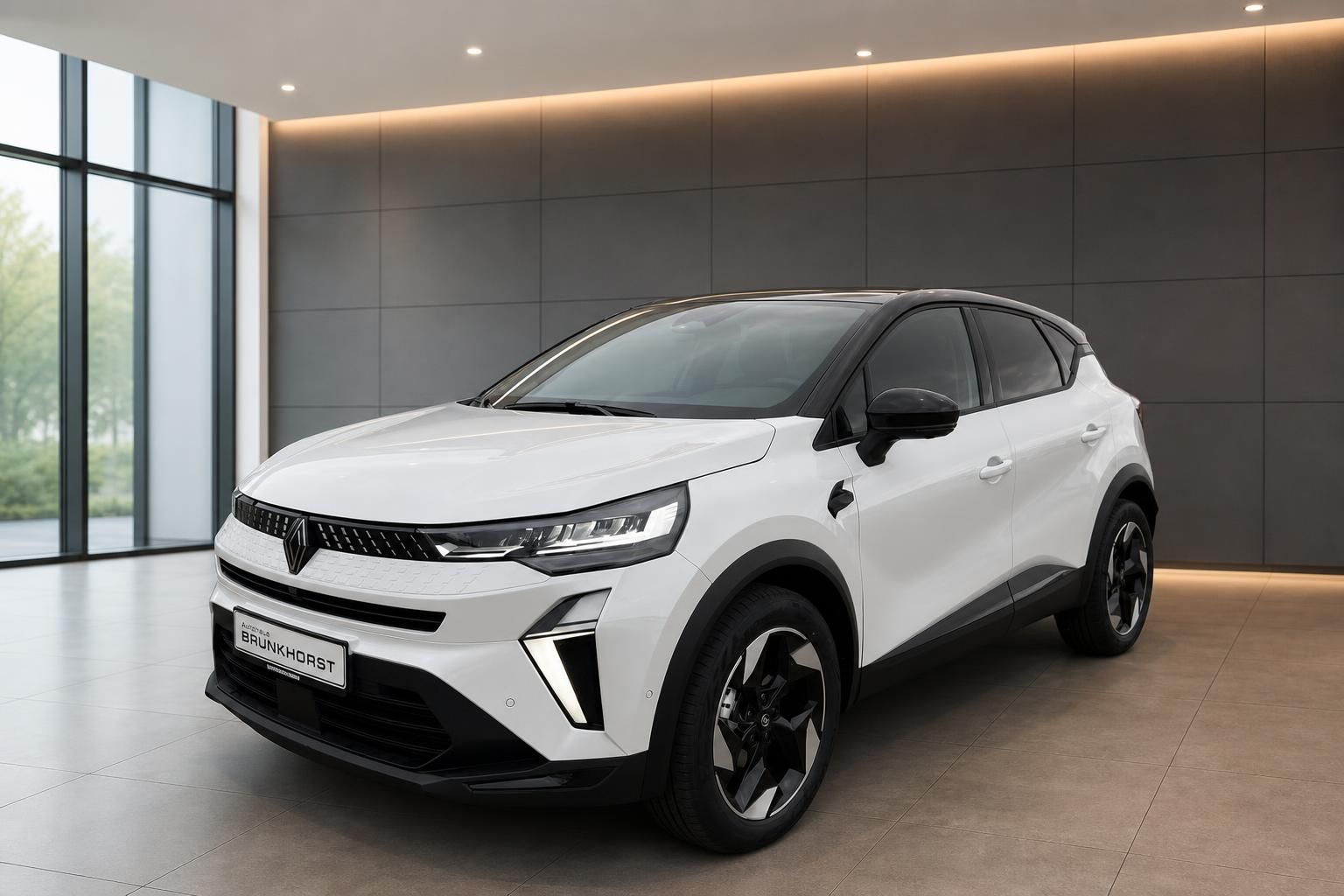 Weißer Renault Captur SUV in modernem Autohaus Showroom - Seitenansicht