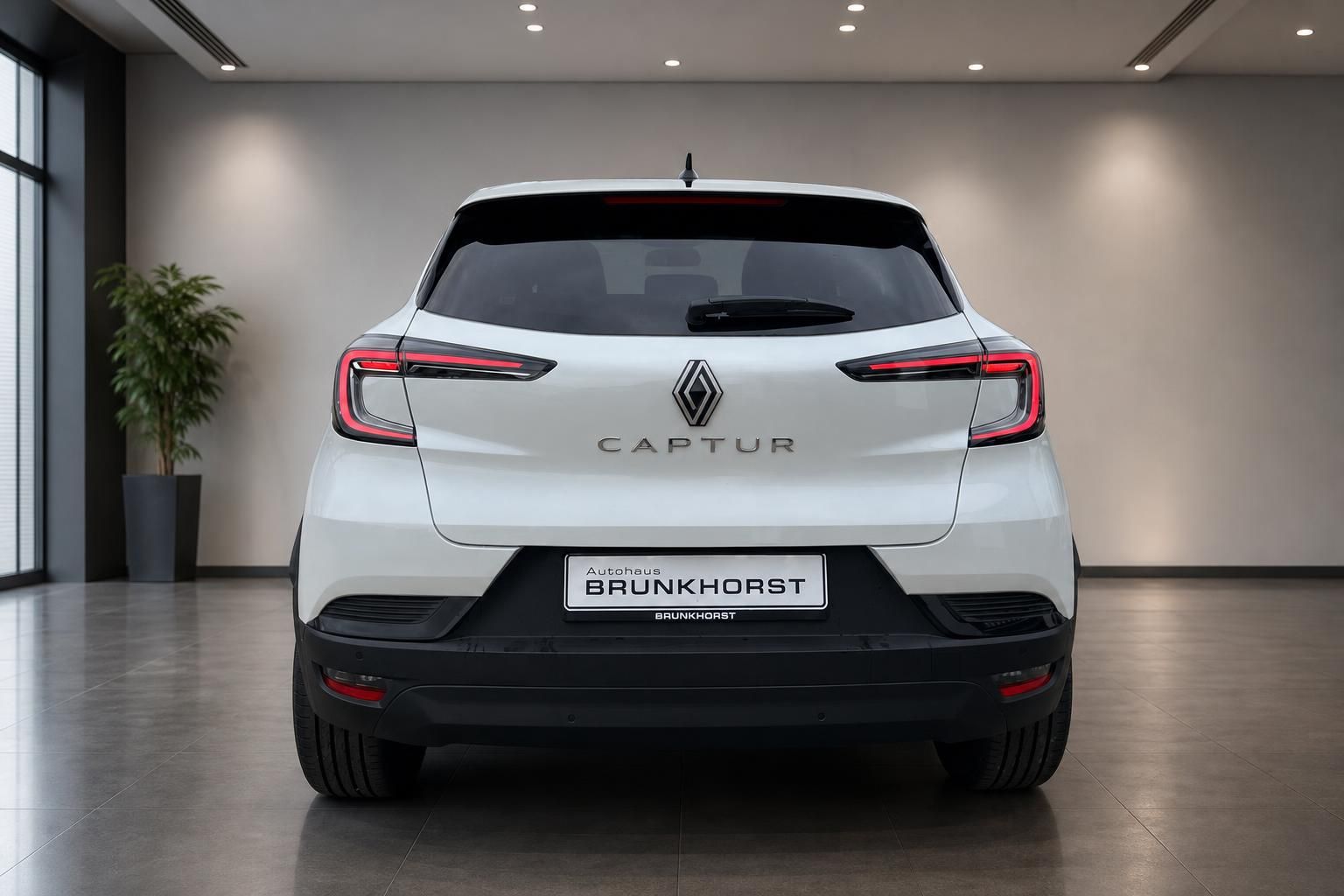 Renault Captur Heckansicht weiß mit LED-Rückleuchten im Autohaus