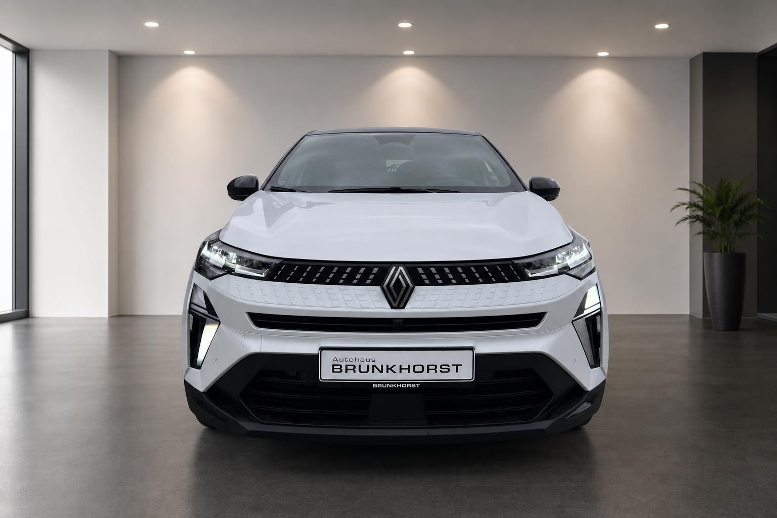 Renault Captur Frontansicht weiß mit Renault-Logo im Showroom