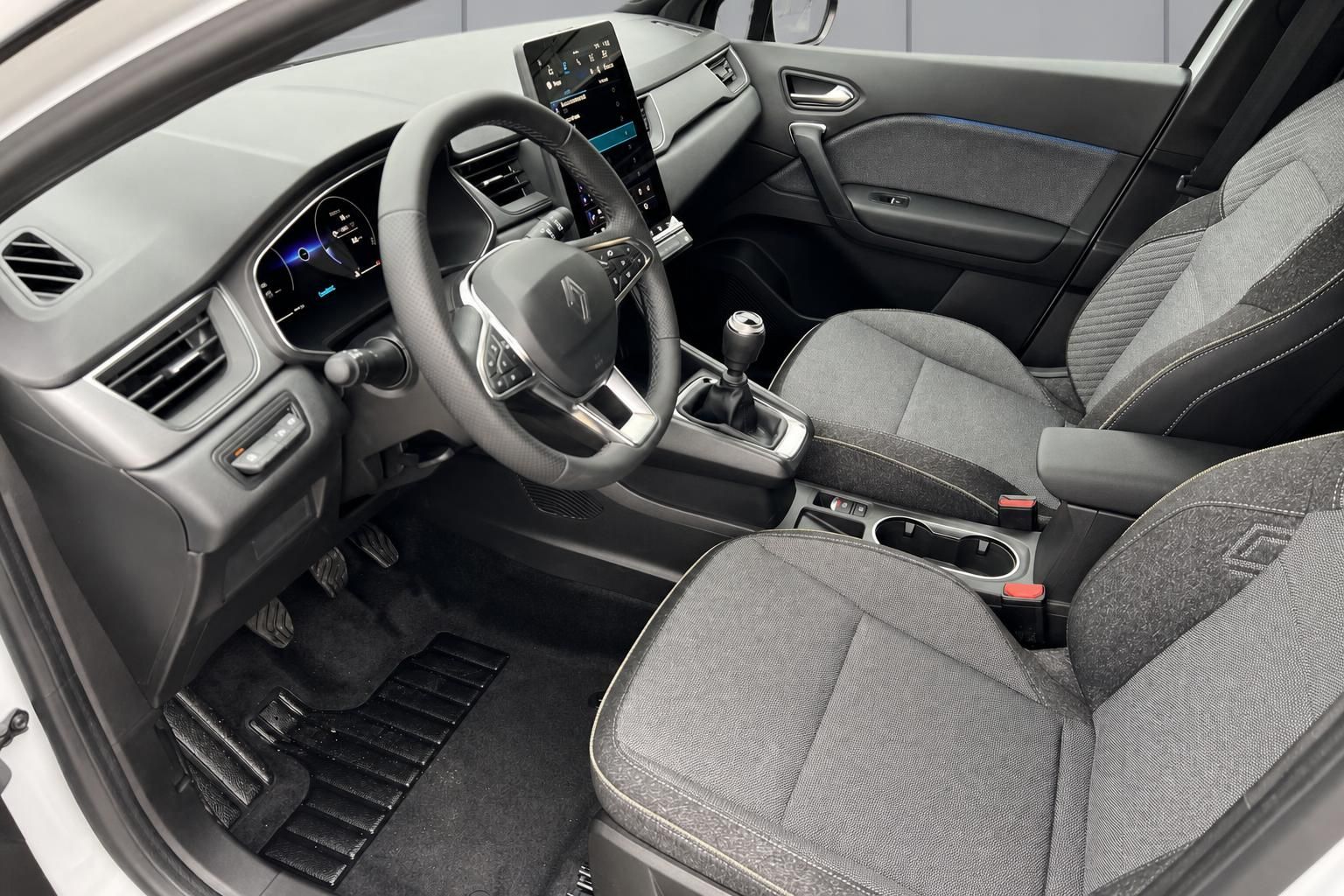 Renault Captur Innenraum mit grauem Interieur und Schaltgetriebe