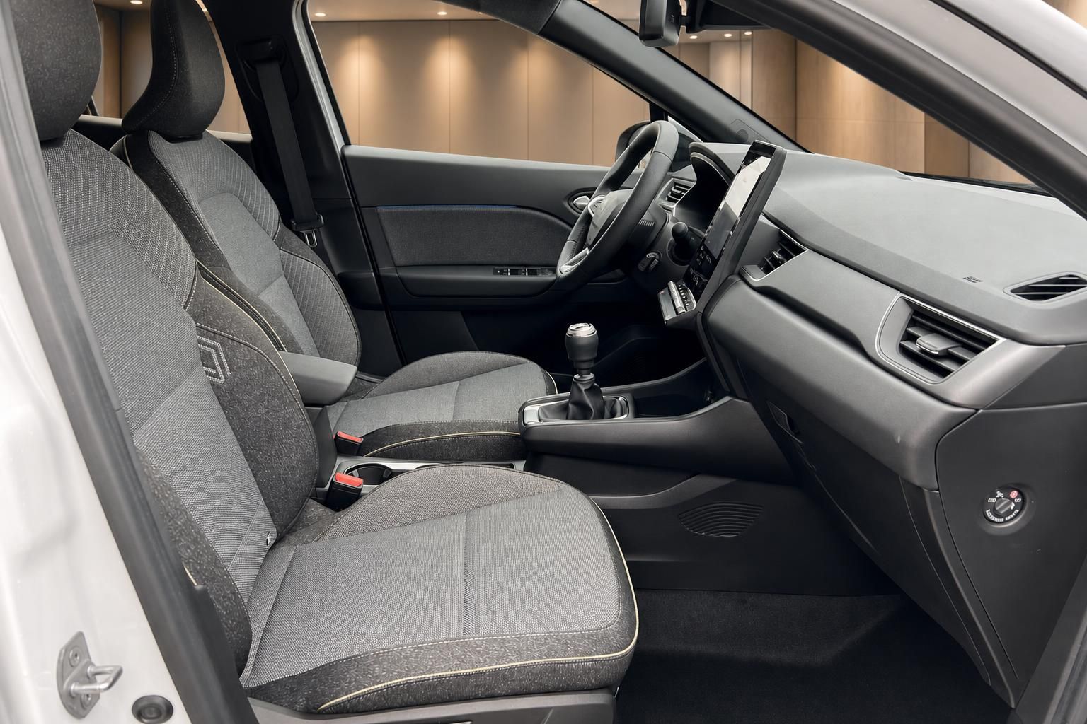 Fahrzeug Innenraum mit grauen Stoffsitzen und modernem Cockpit-Design